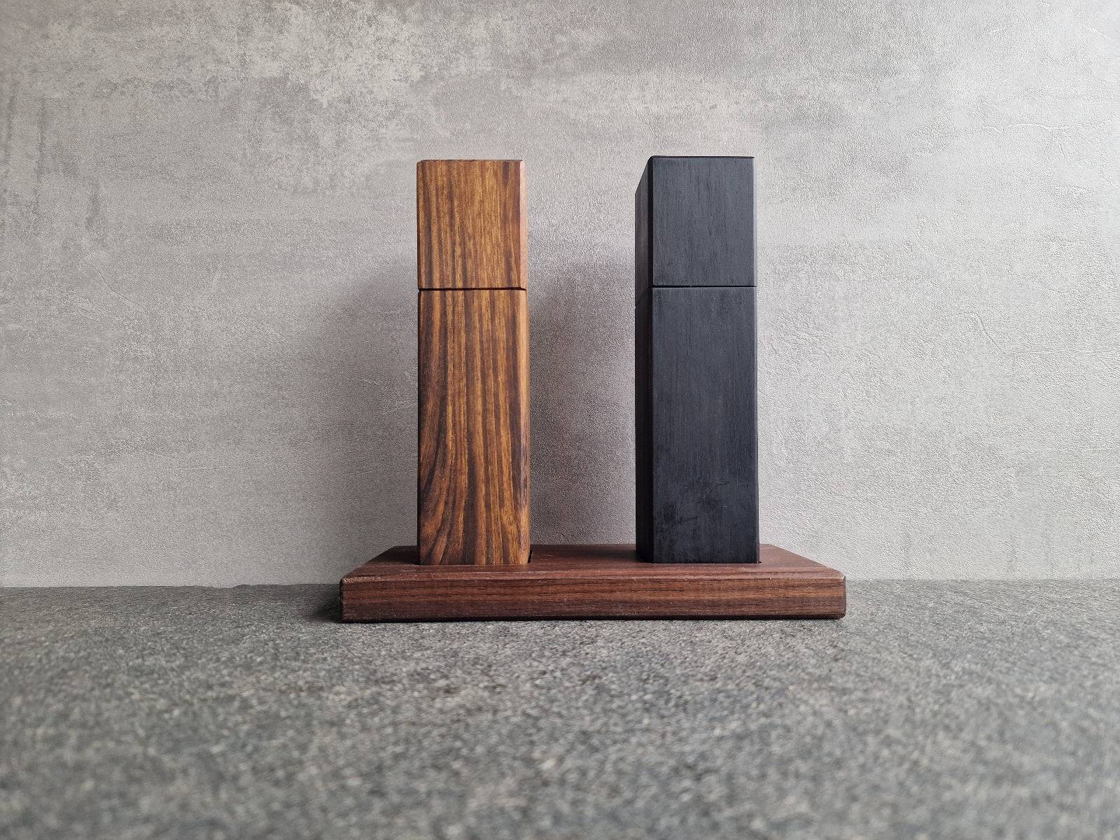 Premium Pfeffermühle und Salzmühle aus feinsten Edelhölzern mit Tablett.