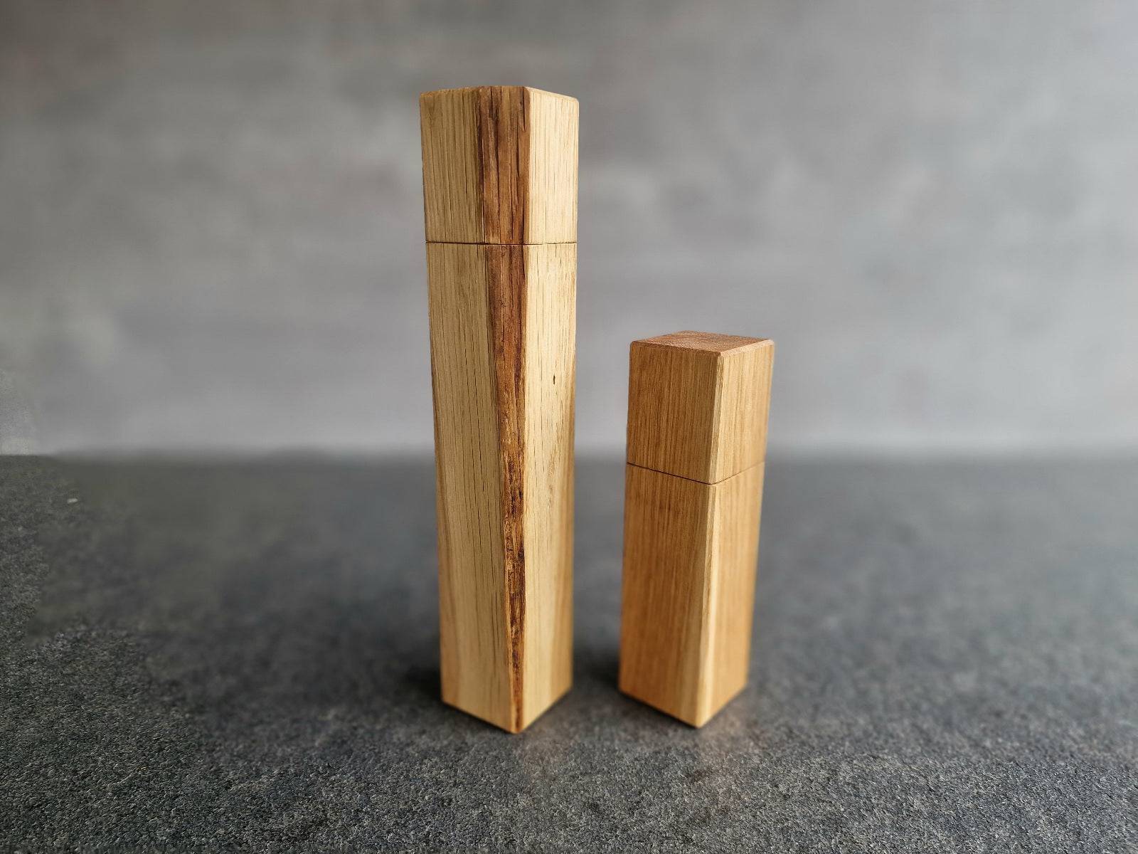 Pfeffermühle groß und Salzmühle klein aus massiver Eiche, teilweise mit Baumkante und Splint. Verbaut wurde ein Strässler Mahlwerk.