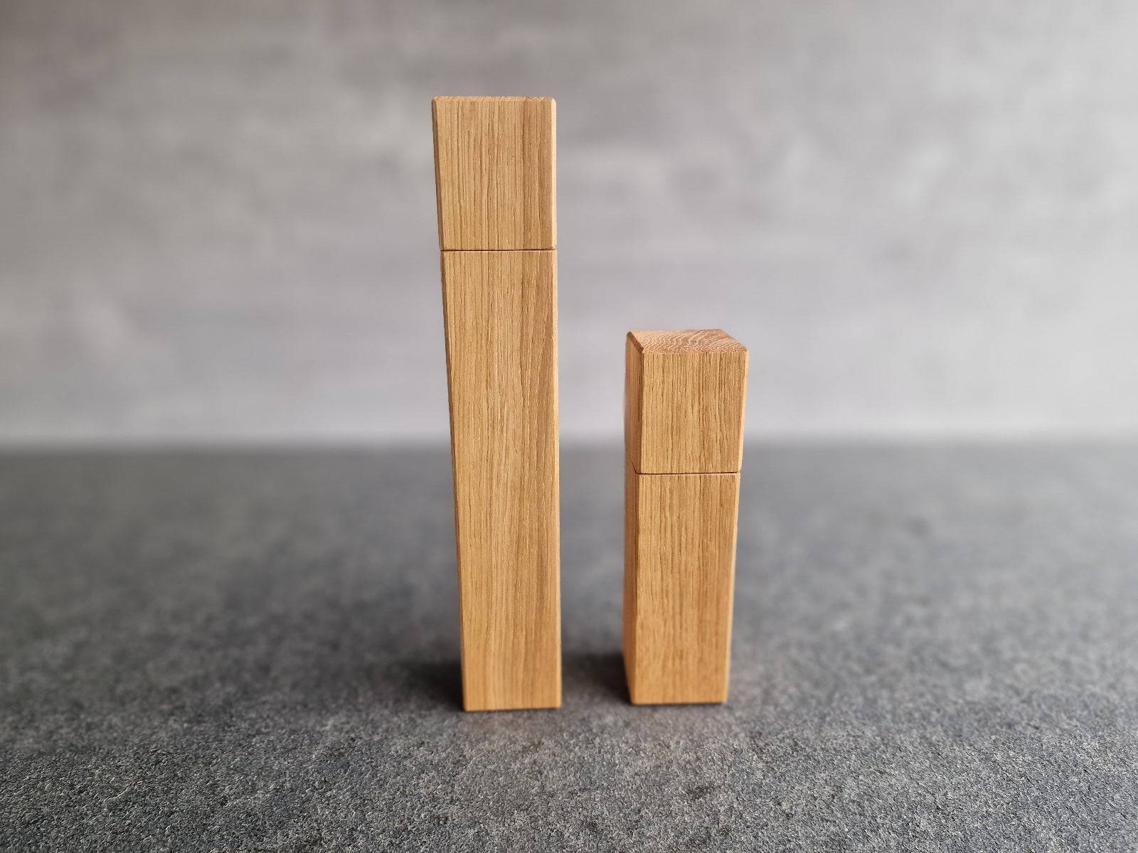 Pfeffer- und Salzmühle im Set aus Eiche von hinten.