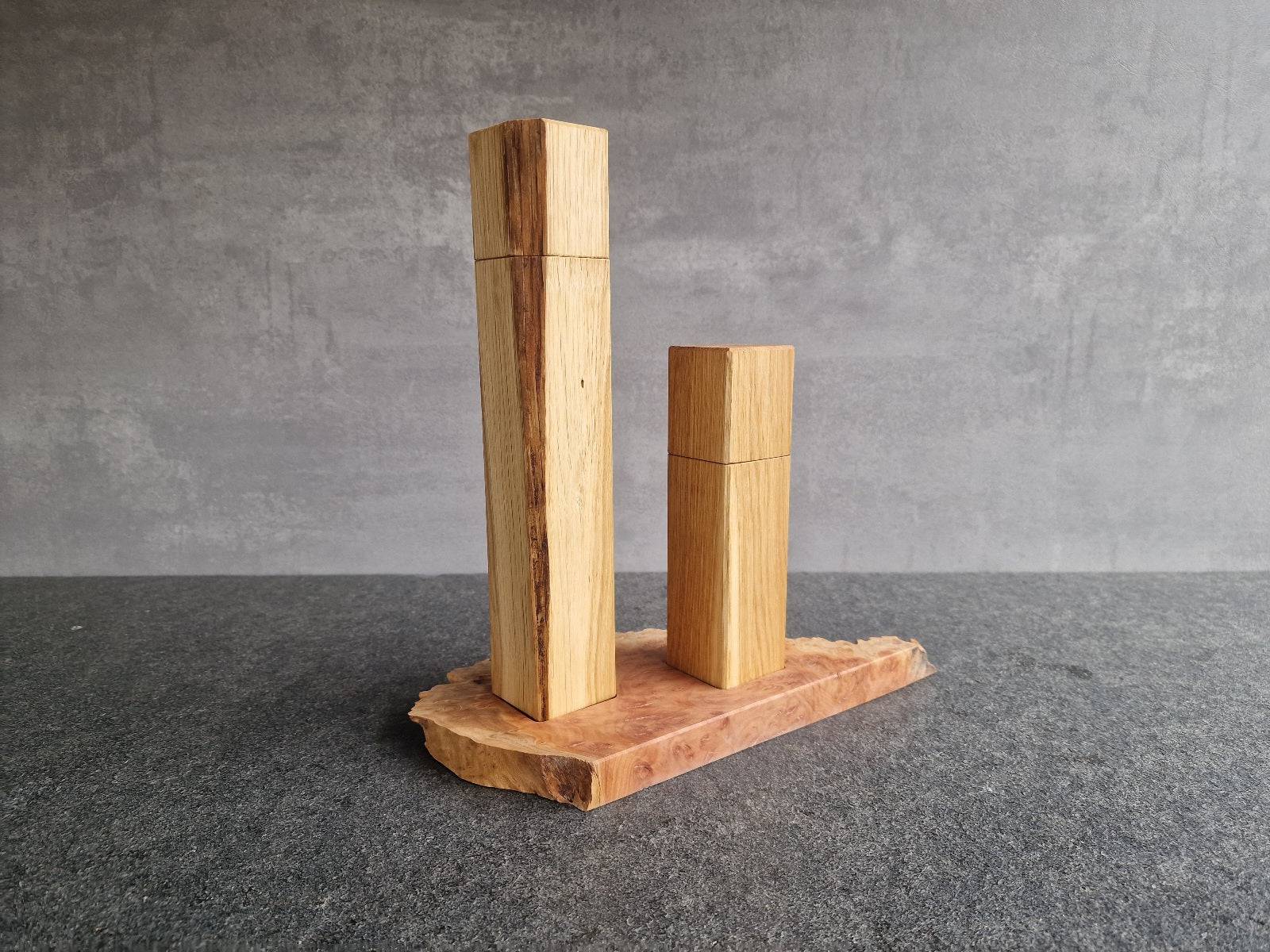 Eiche Pfeffermühle mit Baumkante und Eiche Salzmühle mit Splint auf einem Untersetzer aus Goldfield