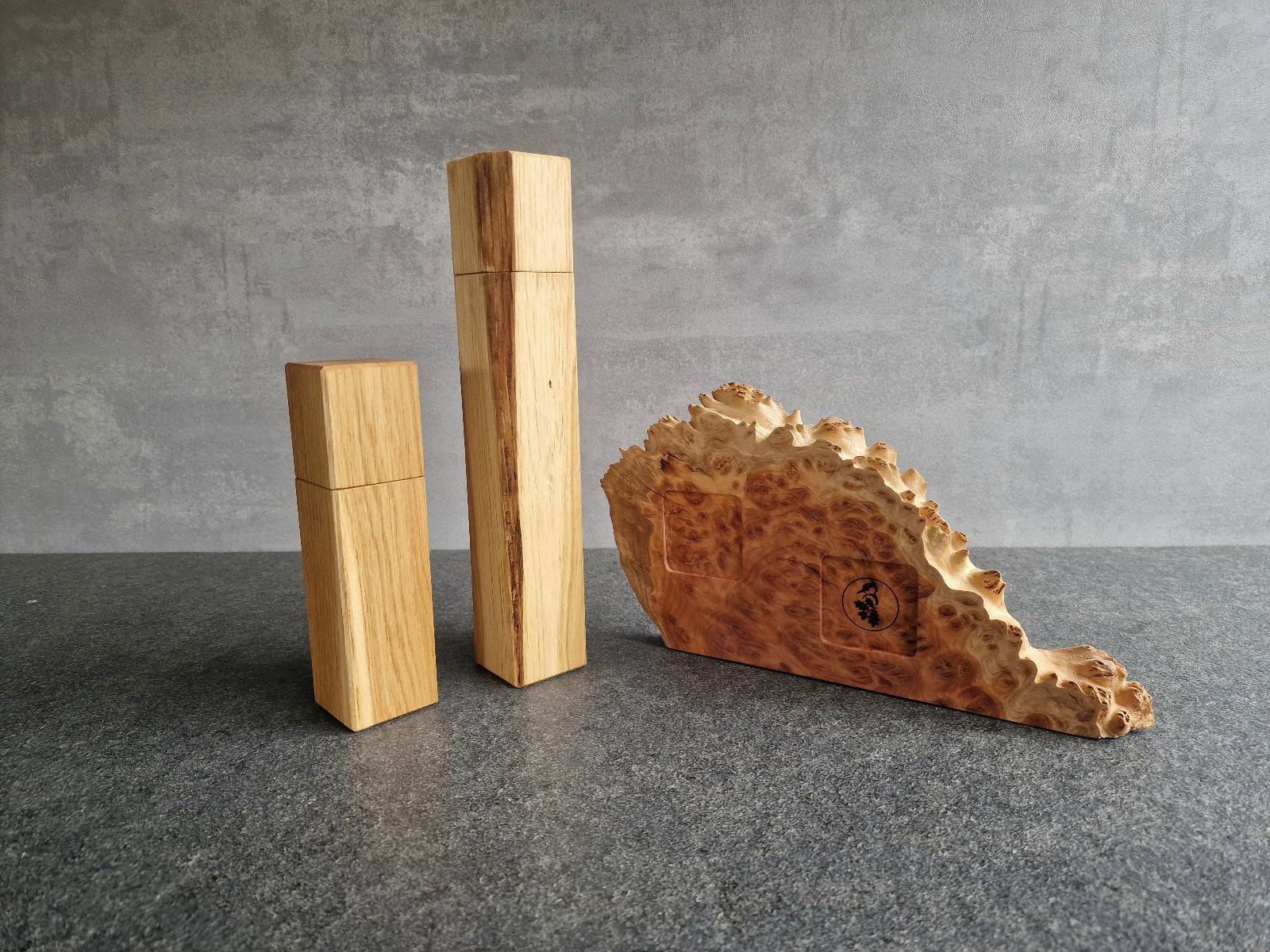 Salzmühle, Pfeffermühle, aus Eiche. Untersetzer mit Mulden hierfür aus Goldfield.