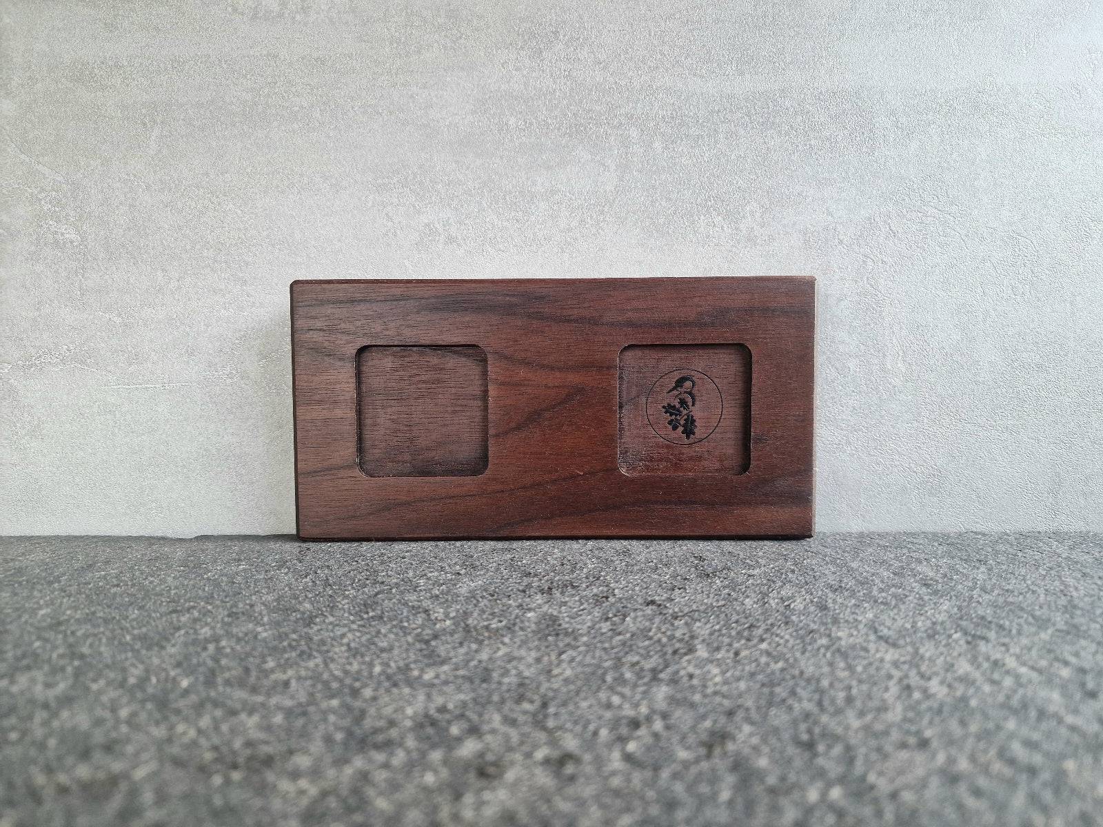 Untersetzer aus Nussbaum für Pfeffer- und Salzmühle