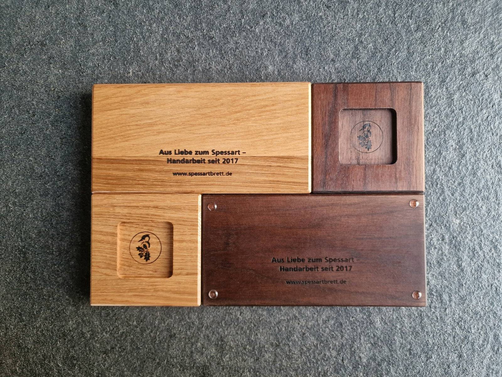 4 verschiedene Holzuntersetzer für Mühlen, teilweise Vorderseite und Rückseite, in Eiche und Nussbaum.