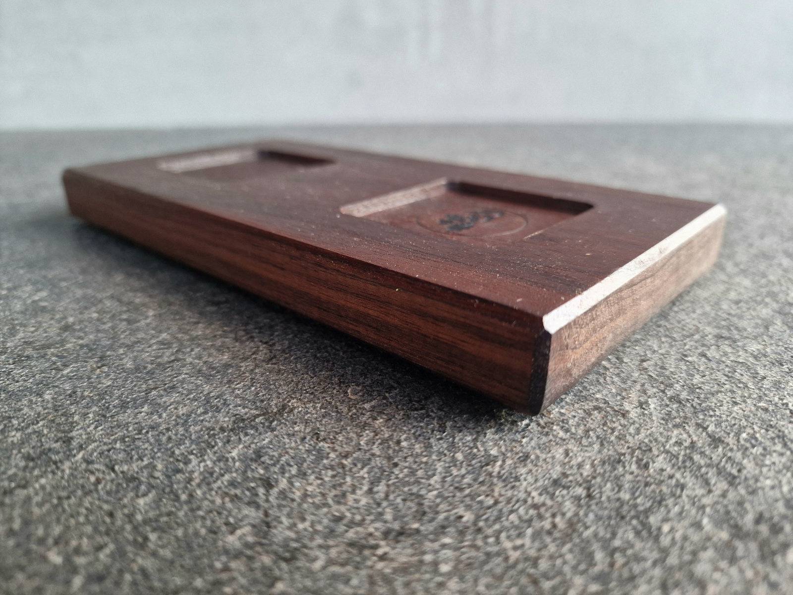 Seitenansicht von einem Holzuntersetzer aus massivem Nussbaum mit zwei Mulden. Geeignet für eine Salzmühle und eine Pfeffermühle