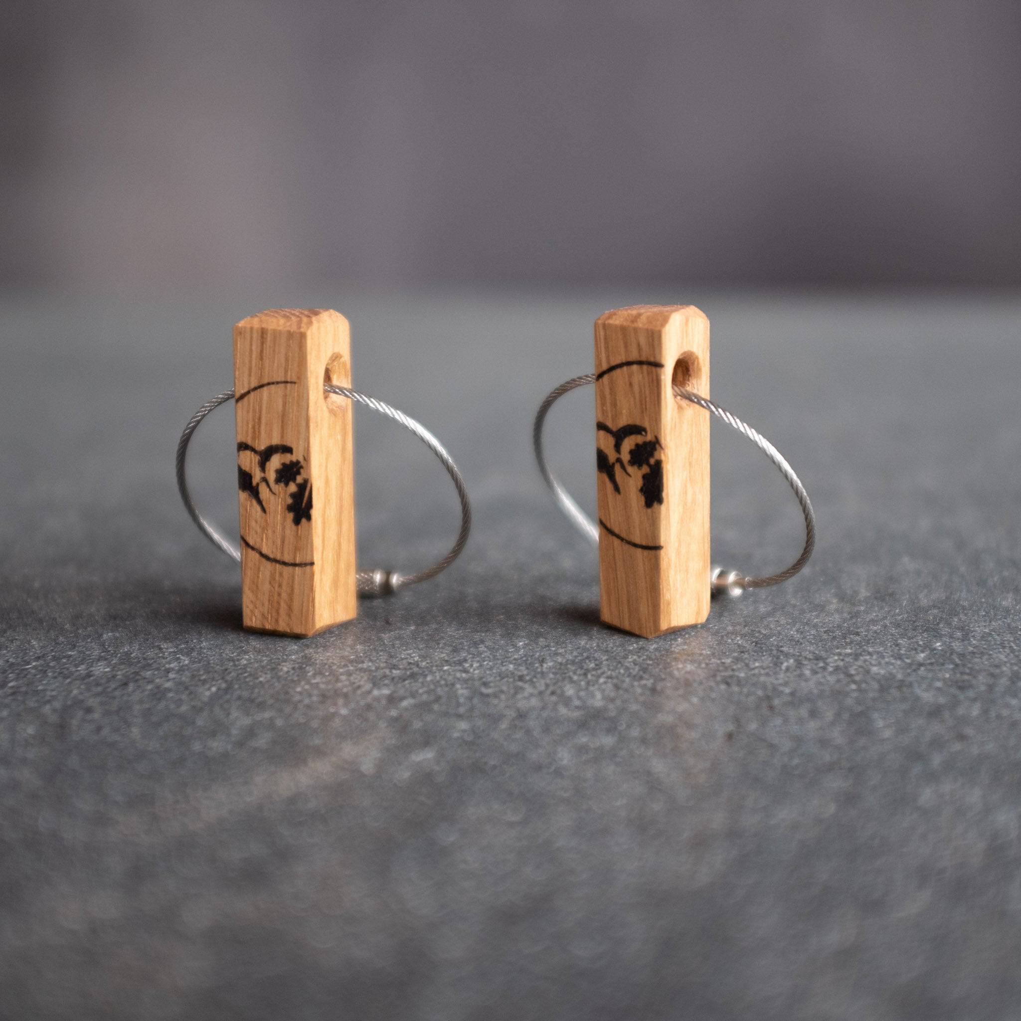 Kleiner Zimmernummer Schlüssel aus Eiche mit Drahtseil.