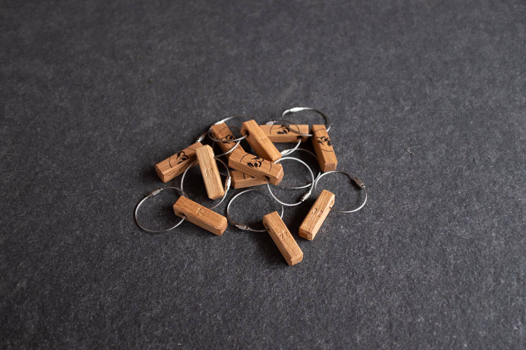 Ein Haufen von Holz Schlüsselanhänger mit Zimmernummer.