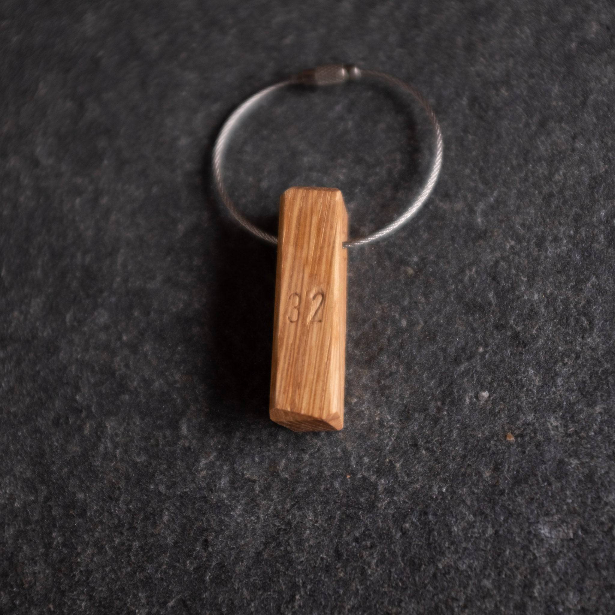 Holz Schlüsselanhänger mit eingeschlagen Zimmernummer, Nr. 32.