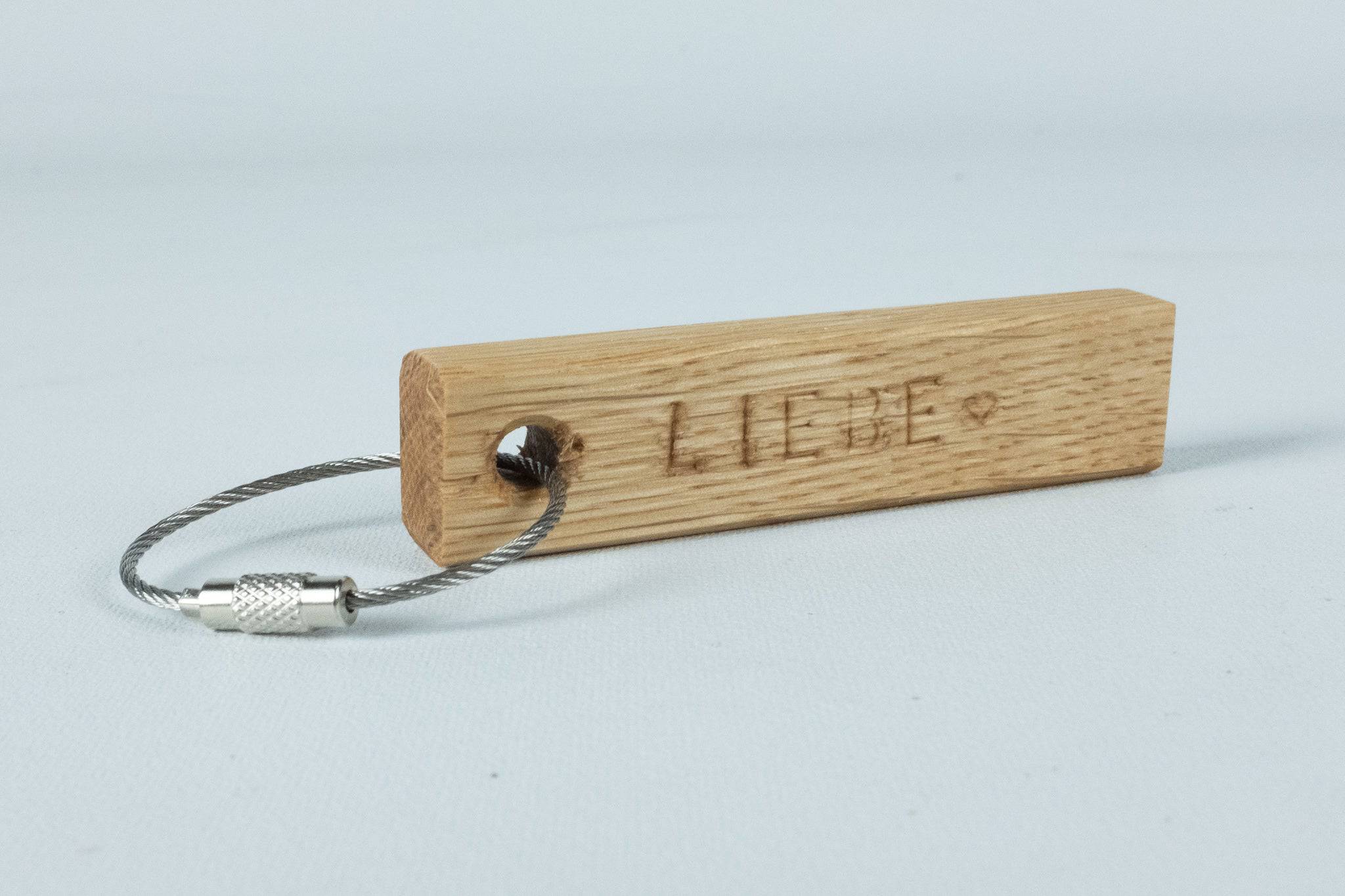 Holz Schlüsselanhänger aus Eiche. "Liebe" mit einem Herzchen wurde mit Schlagbuchstaben eingeschlagen.