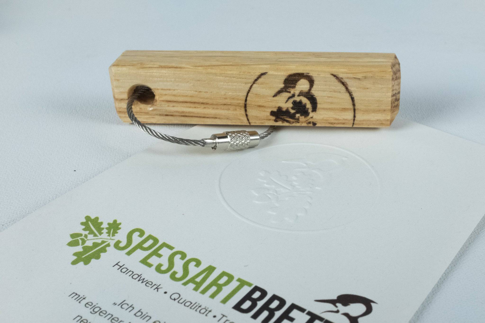 Detailansicht Holz Schlüsselanhänger mit Drahtseil.