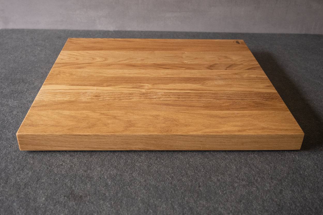 Eicheschneideblock, 60 cm, auf einer Steinplatte liegend.