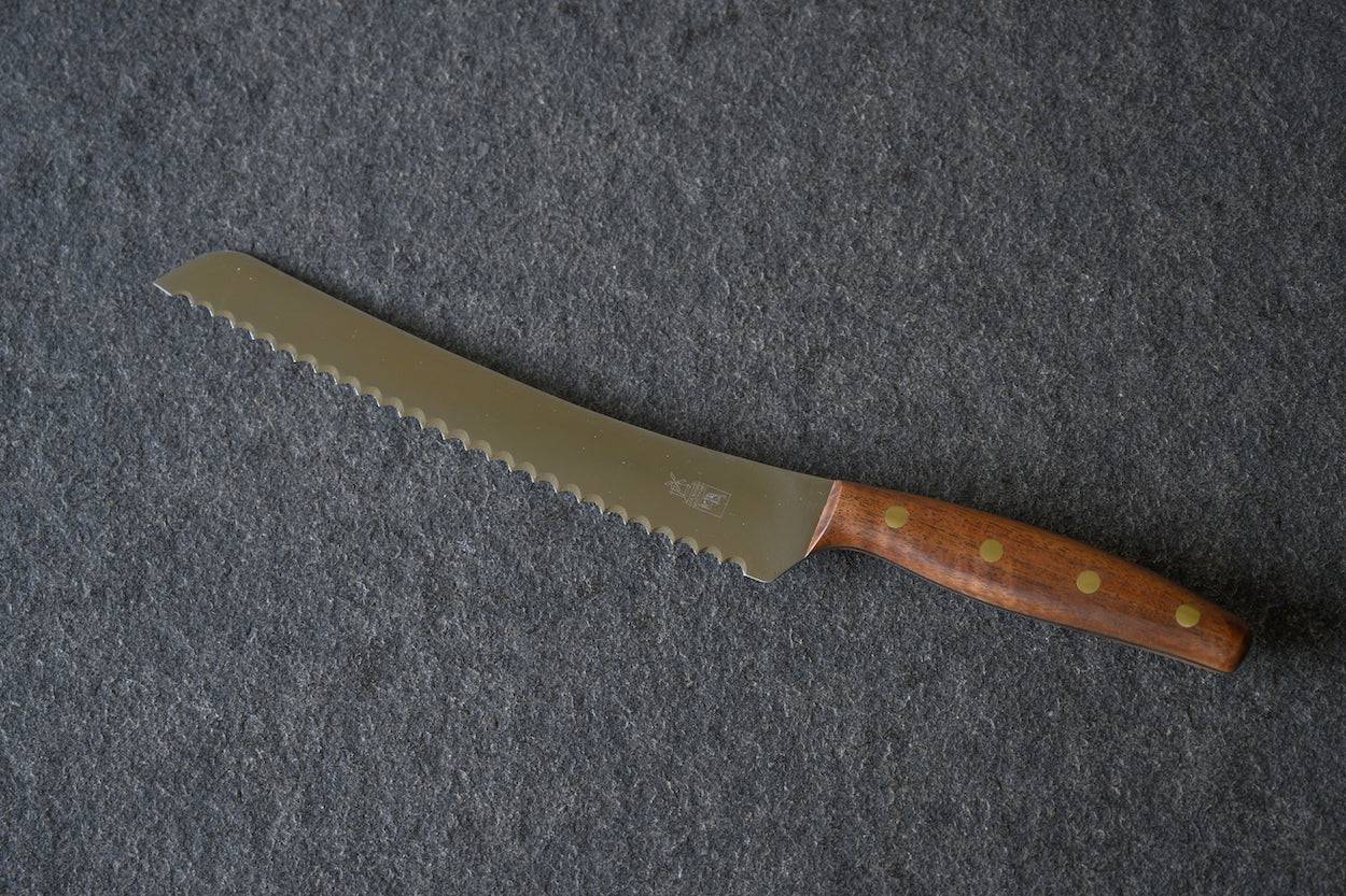 Brotmesser Brotbeidhänder Walnussgriff. Gesamtlänge ca. 36 cm.