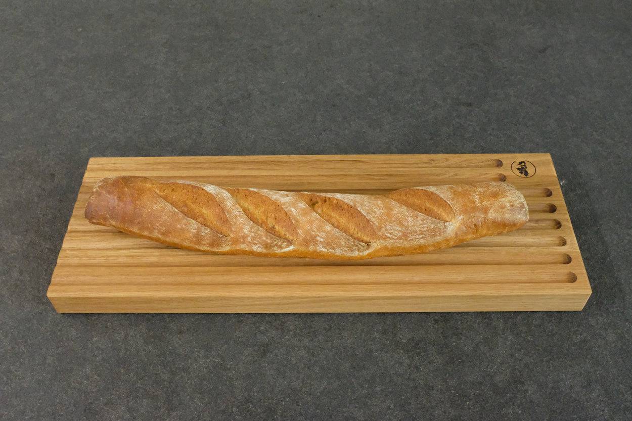 Ein Baguette auf einem Eiche Brotbrett