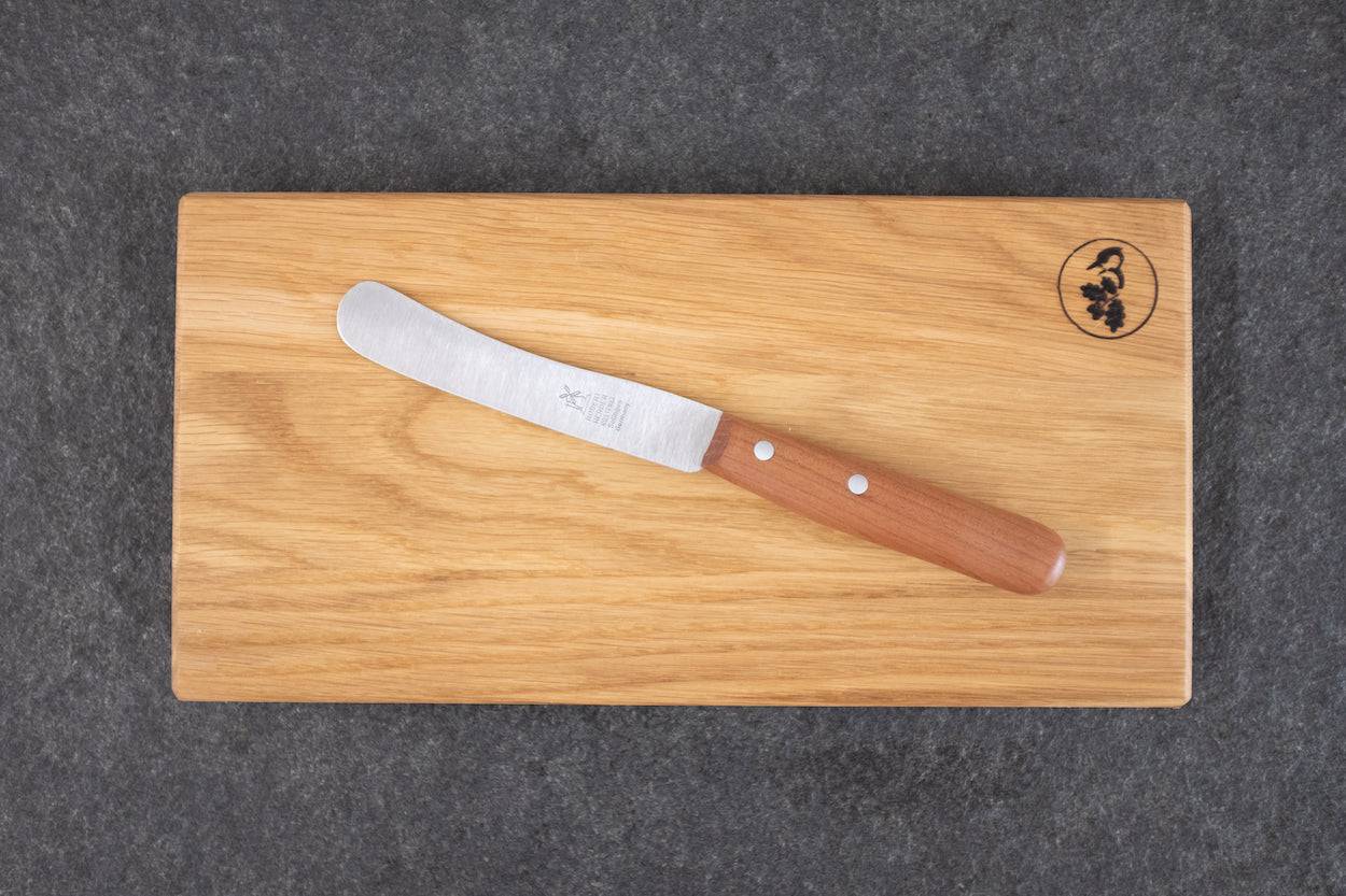 Buckels mit Kirsche-Griff auf einem Eiche Holzbrett.