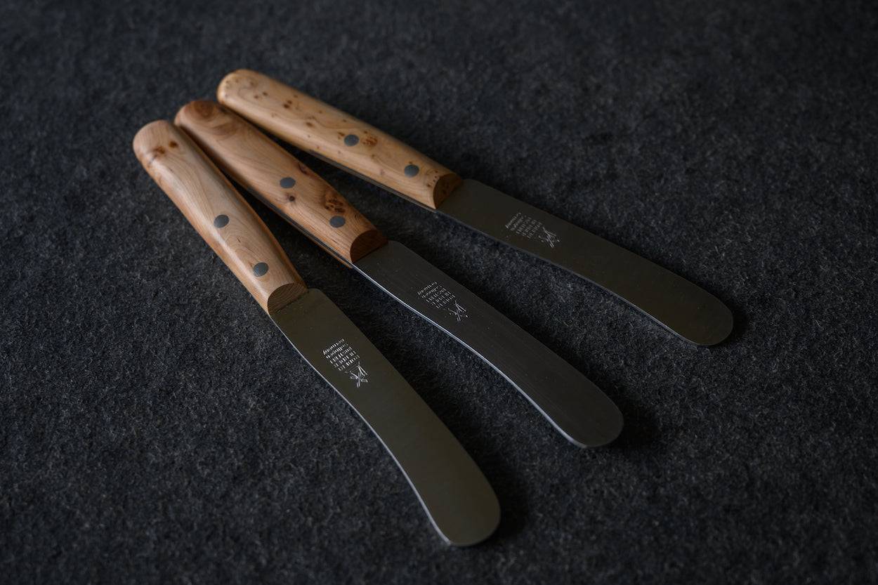 Detailansicht Klinge Tischmesser Buckels mit Duftwacholdergriff