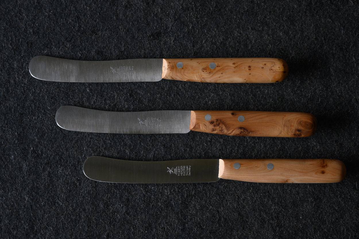 Drei Buckels Tischmesser mit Griff aus Duftwacholder