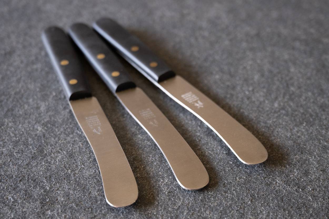 Detailansicht Klingen Buckels Tischmesser mit POM Griff