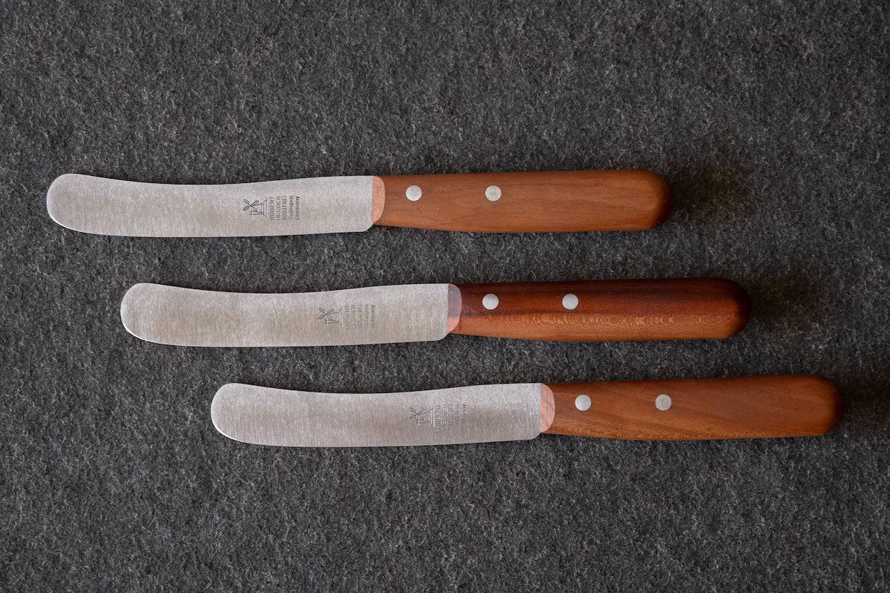 Drei Buckels Tischmesser mit Griff aus Pflaumenholz