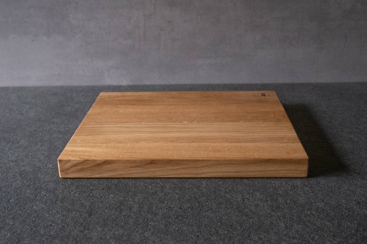 Nachhaltig produzierter Schneideblock aus Eiche in Seitenansicht.
