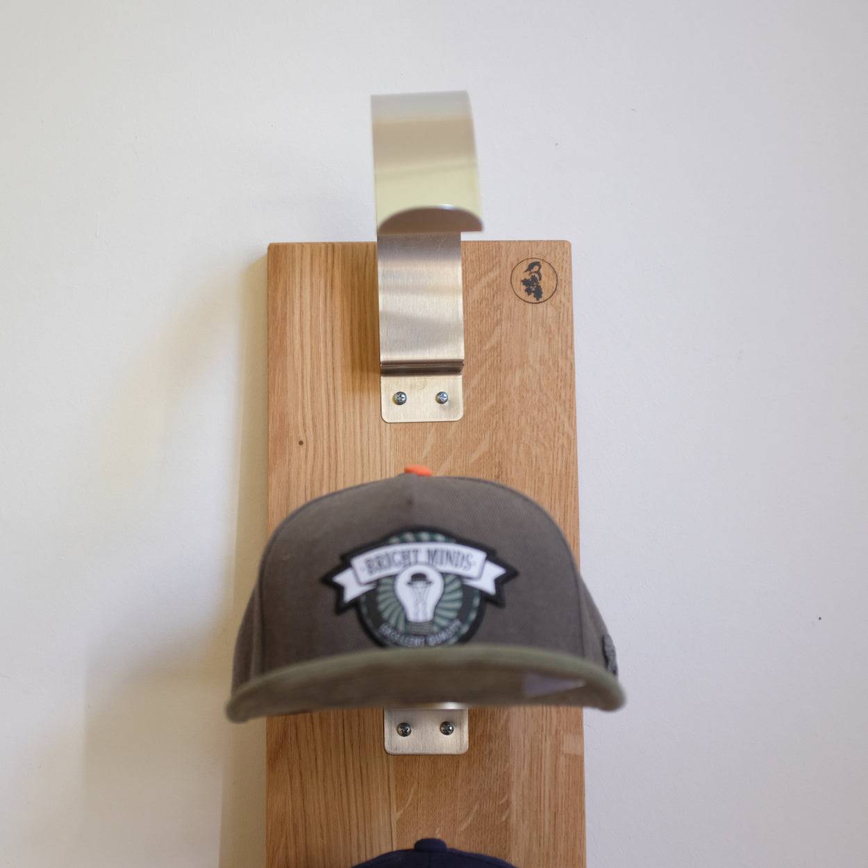 Spessartbrett Caphalter aus Eiche mit Edelstahl Haltern