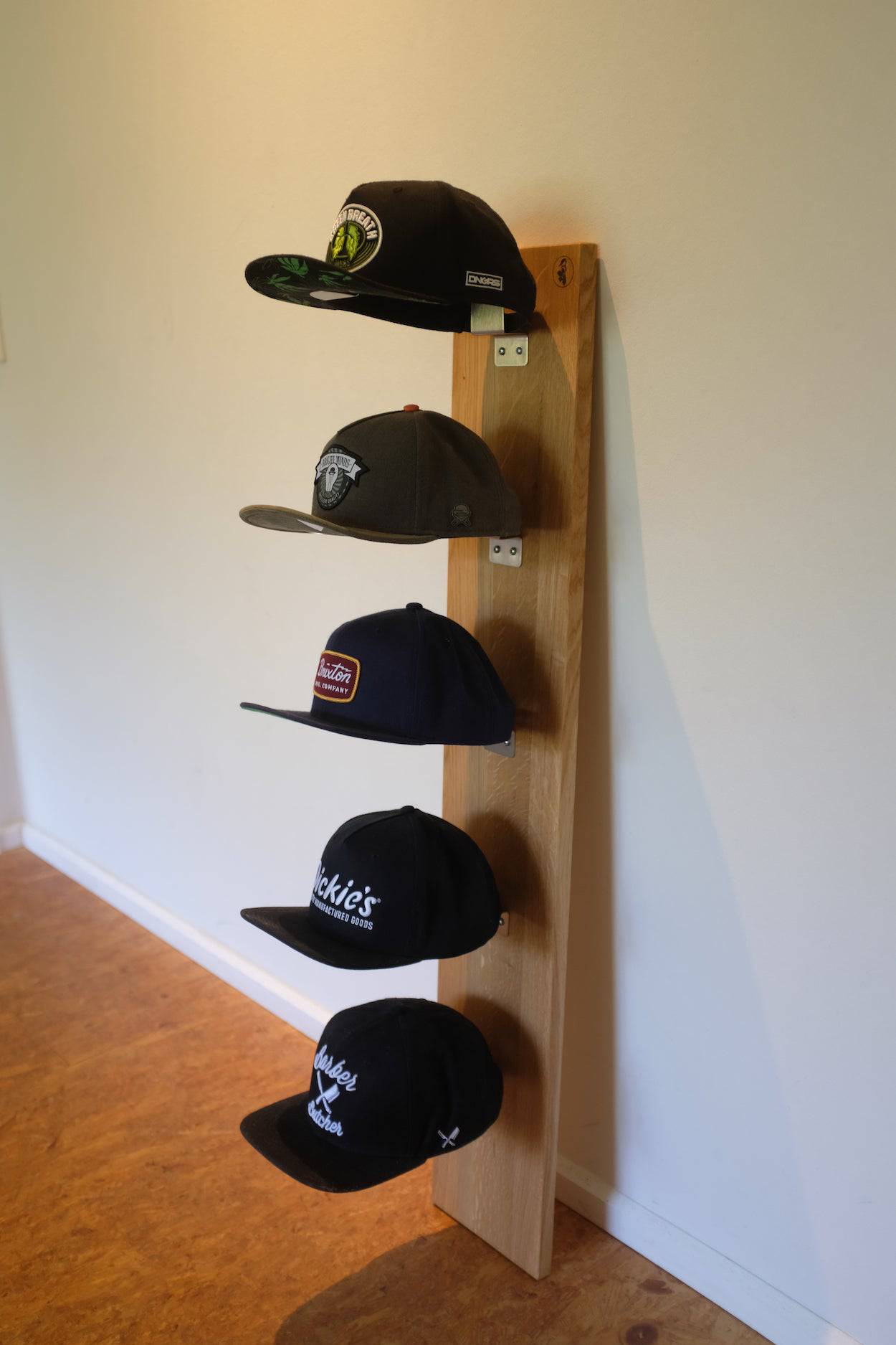 cap aufbewahrung ideen Caphalter aus Holz und Edelstahl für 3 Caps