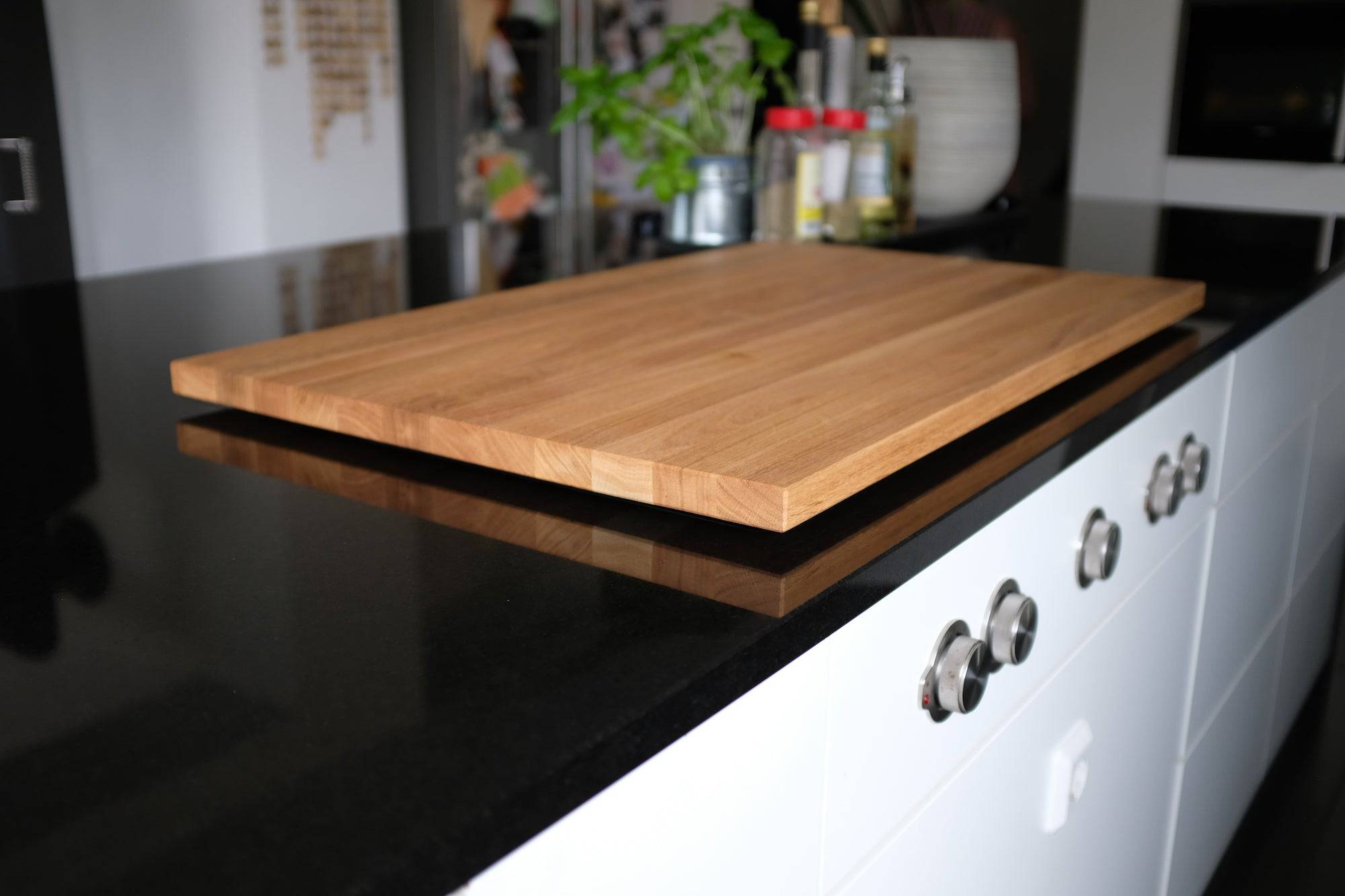 Ceranfeldabdeckung aus Eiche, 80 cm breit auf einem Herd.