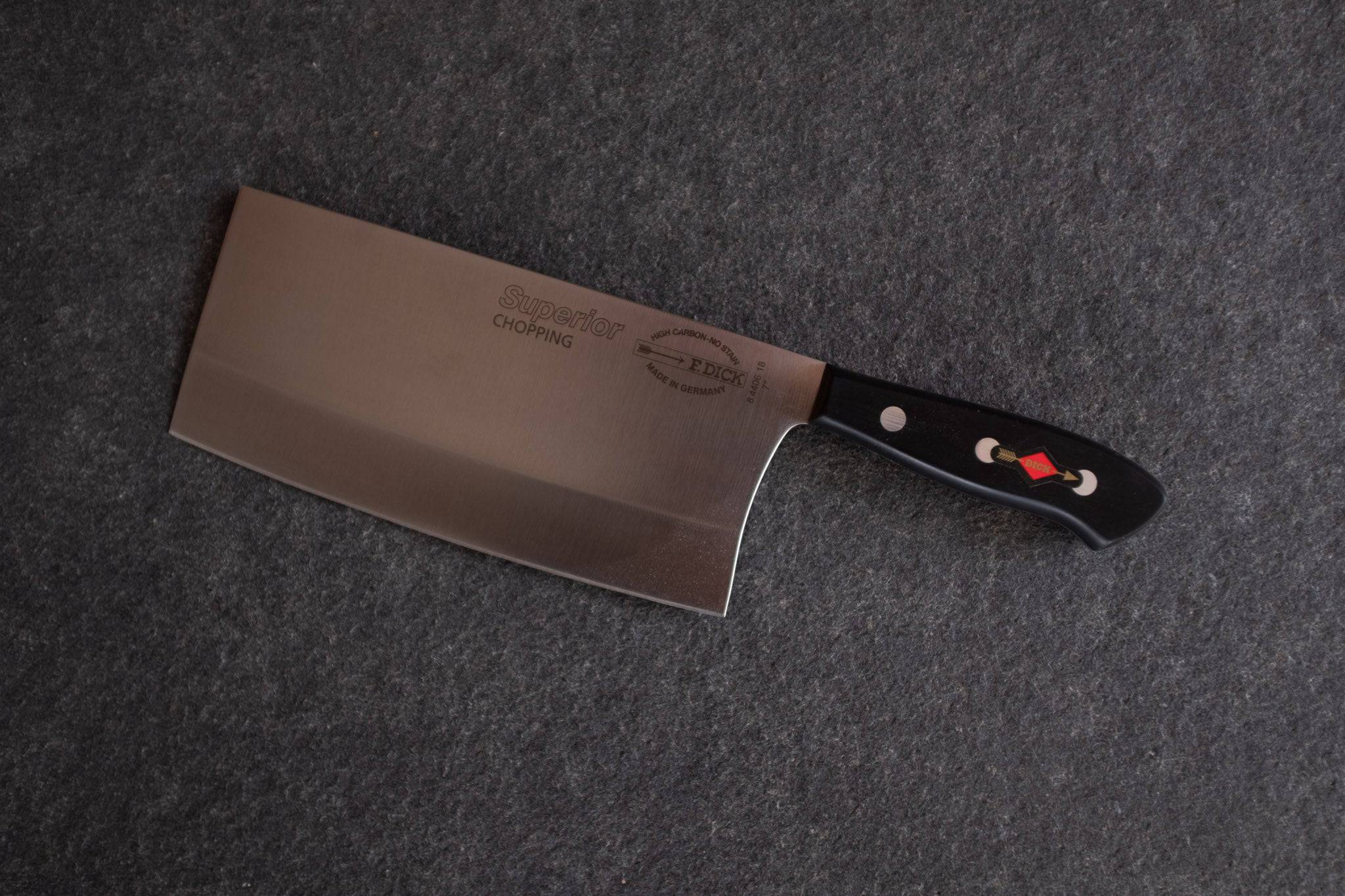 Dick Superior Chopping Kochmesser auf einer Steinplatte.