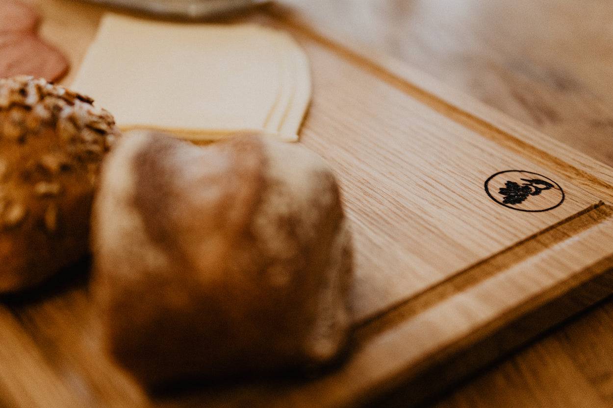 Saftrillenbrett Diana in Eiche mit Brötchen und Wurst dekoriert. Guten Appetit.