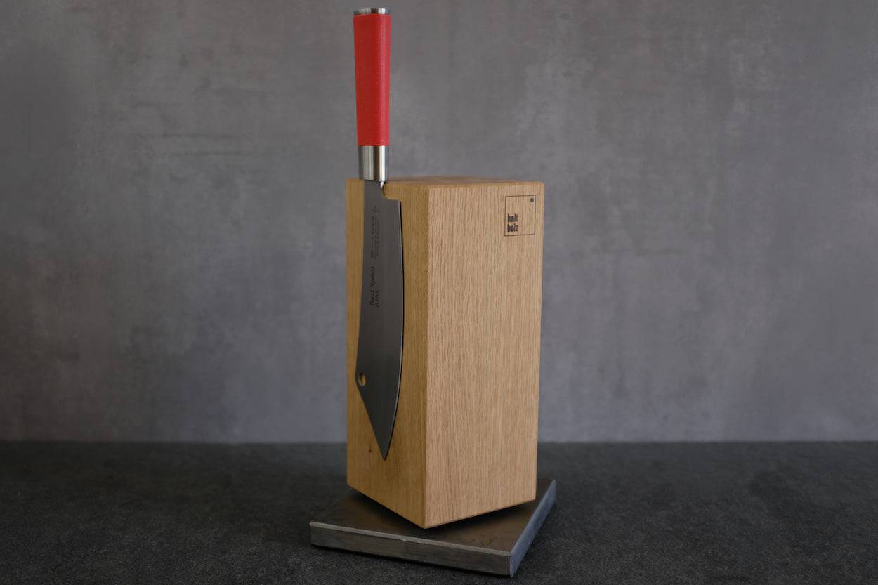 Dick Kochmesser an einem drehbaren magnetischen Messerhalter aus Eiche massiv mit Stahlsockel