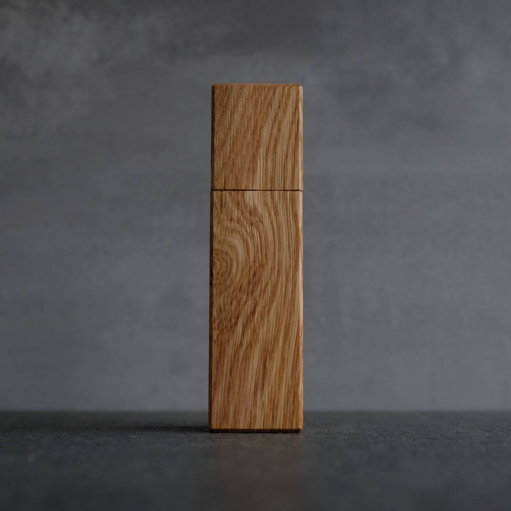 Quadratische Eiche Pfeffermühle mit toller Maserung von vorne