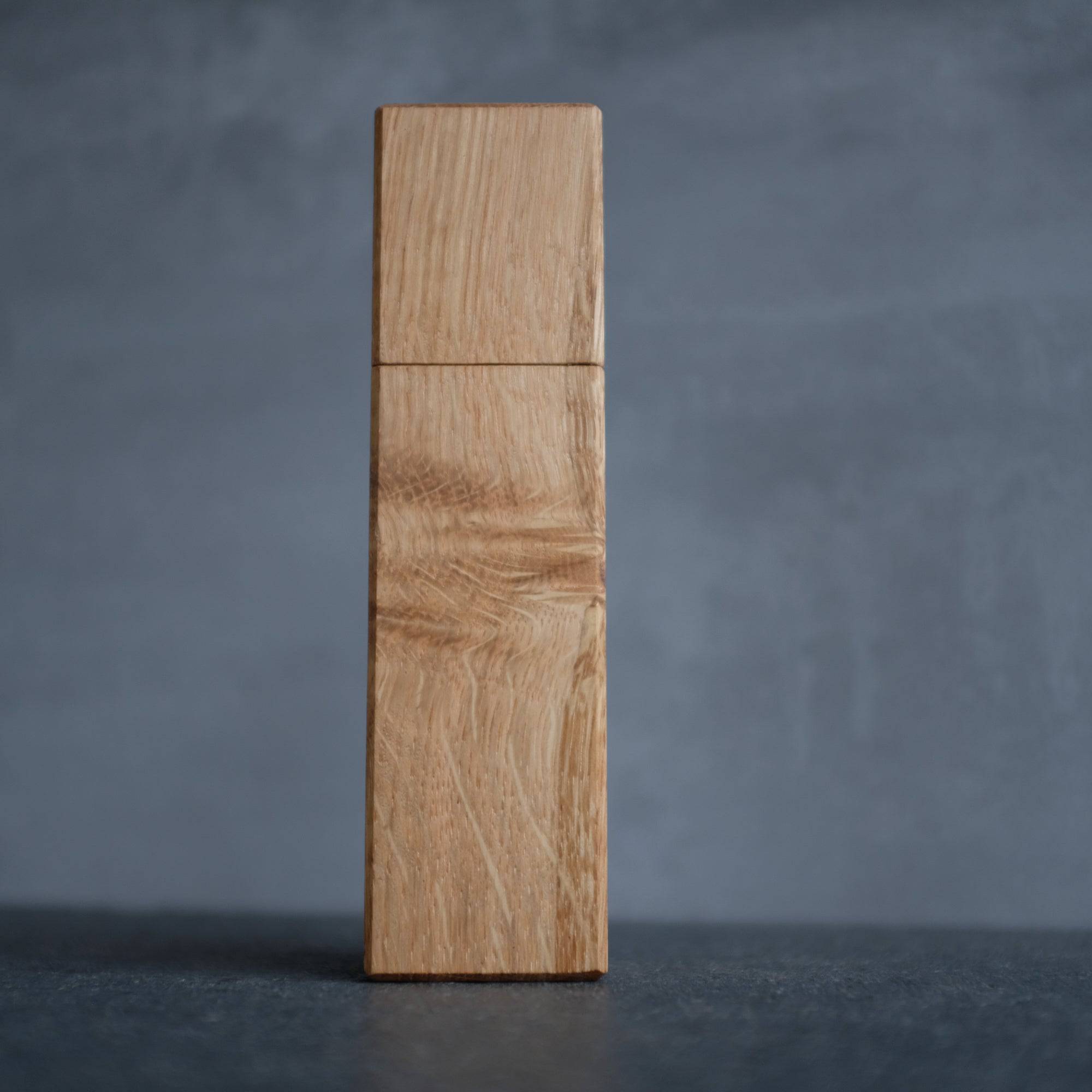 18 cm hohe Eiche Pfeffermühle frontal