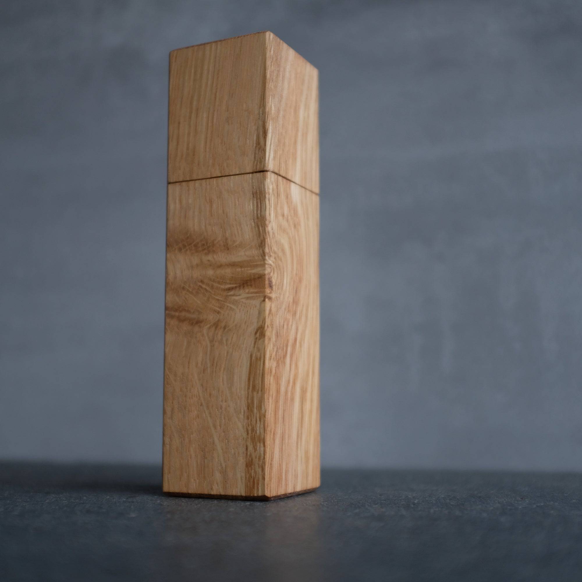 Seitenansicht einer Eiche Pfeffermühle