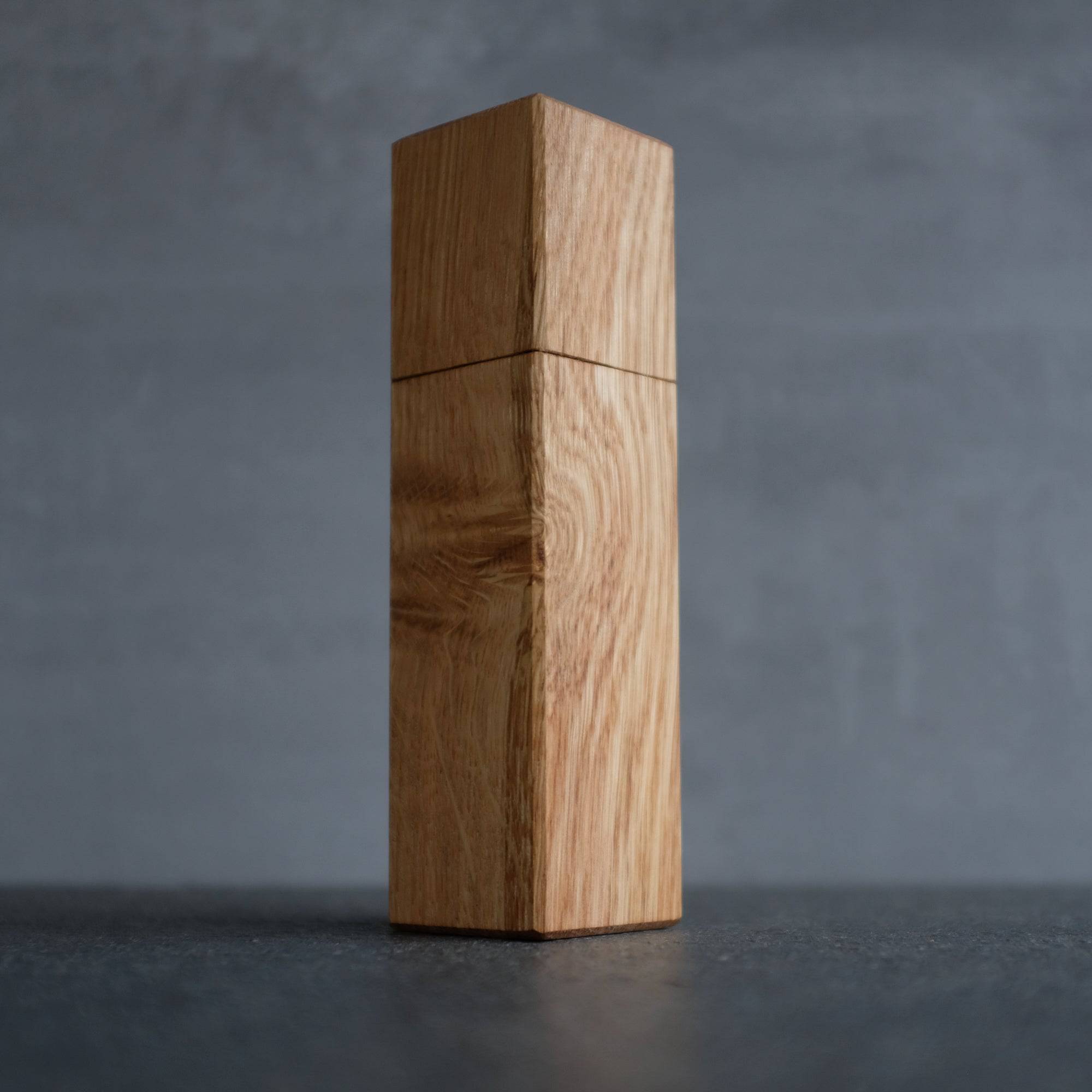 Eckige Eiche Pfeffermühle 18 cm seitlich fotografiert