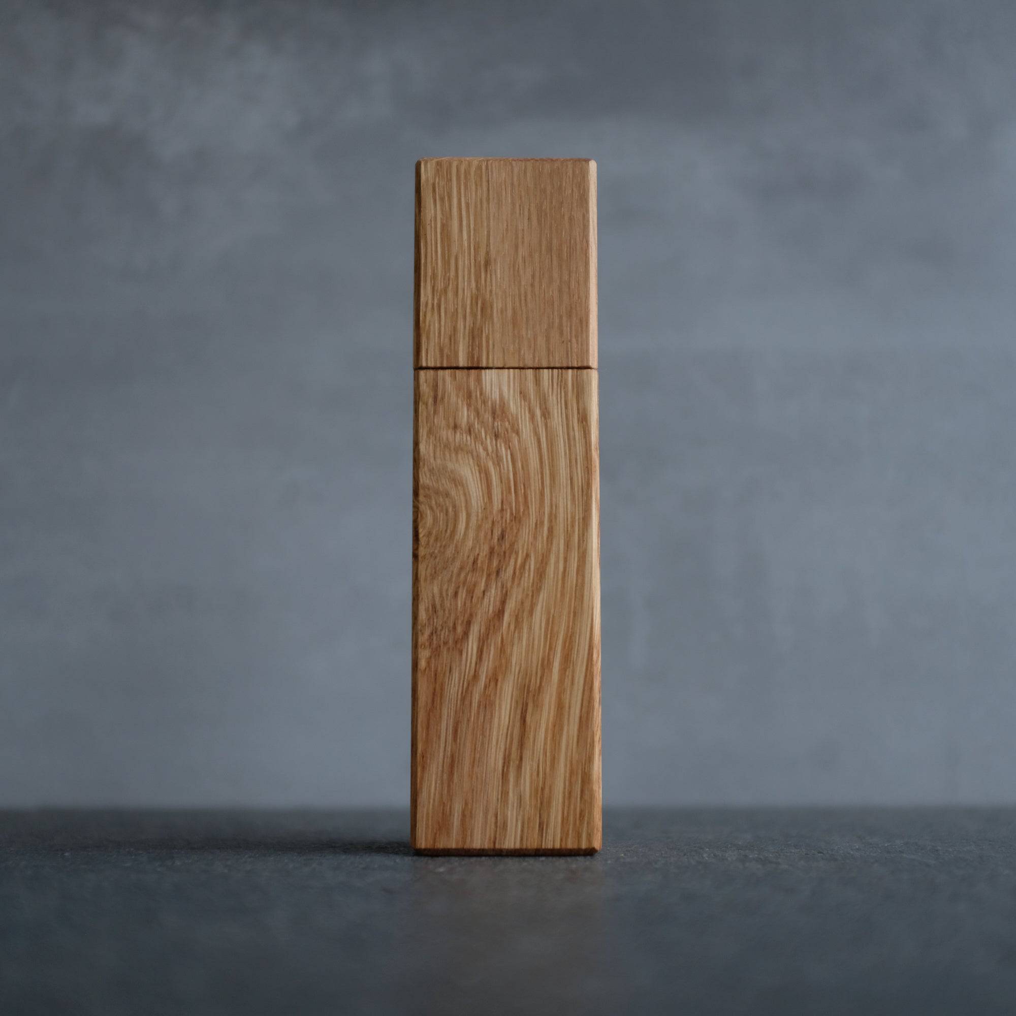 Pfeffermühle aus Eiche quadratisch von vorne