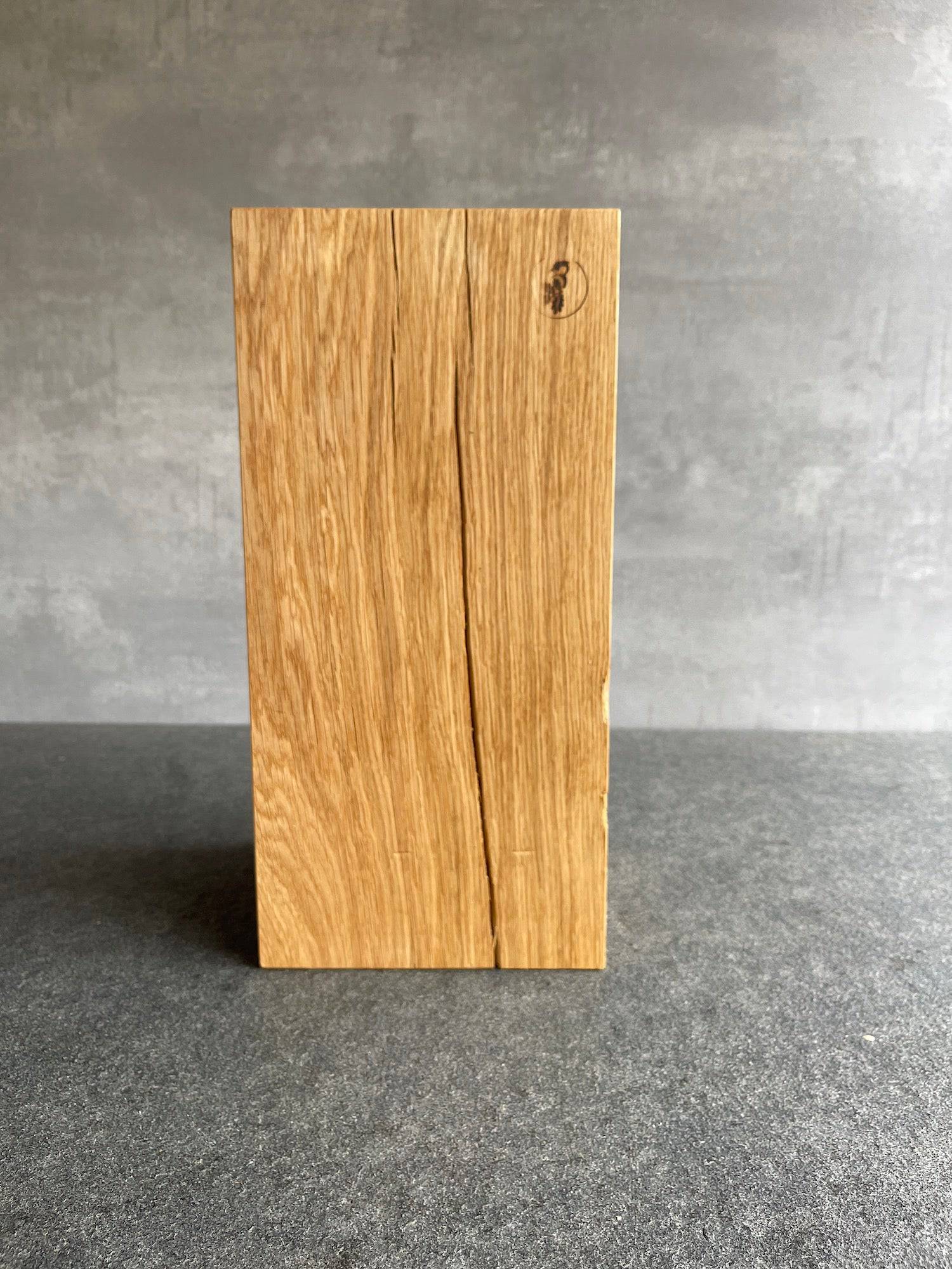 Holzsäule, Unikat aus Spessart Eiche, mit Rissen.