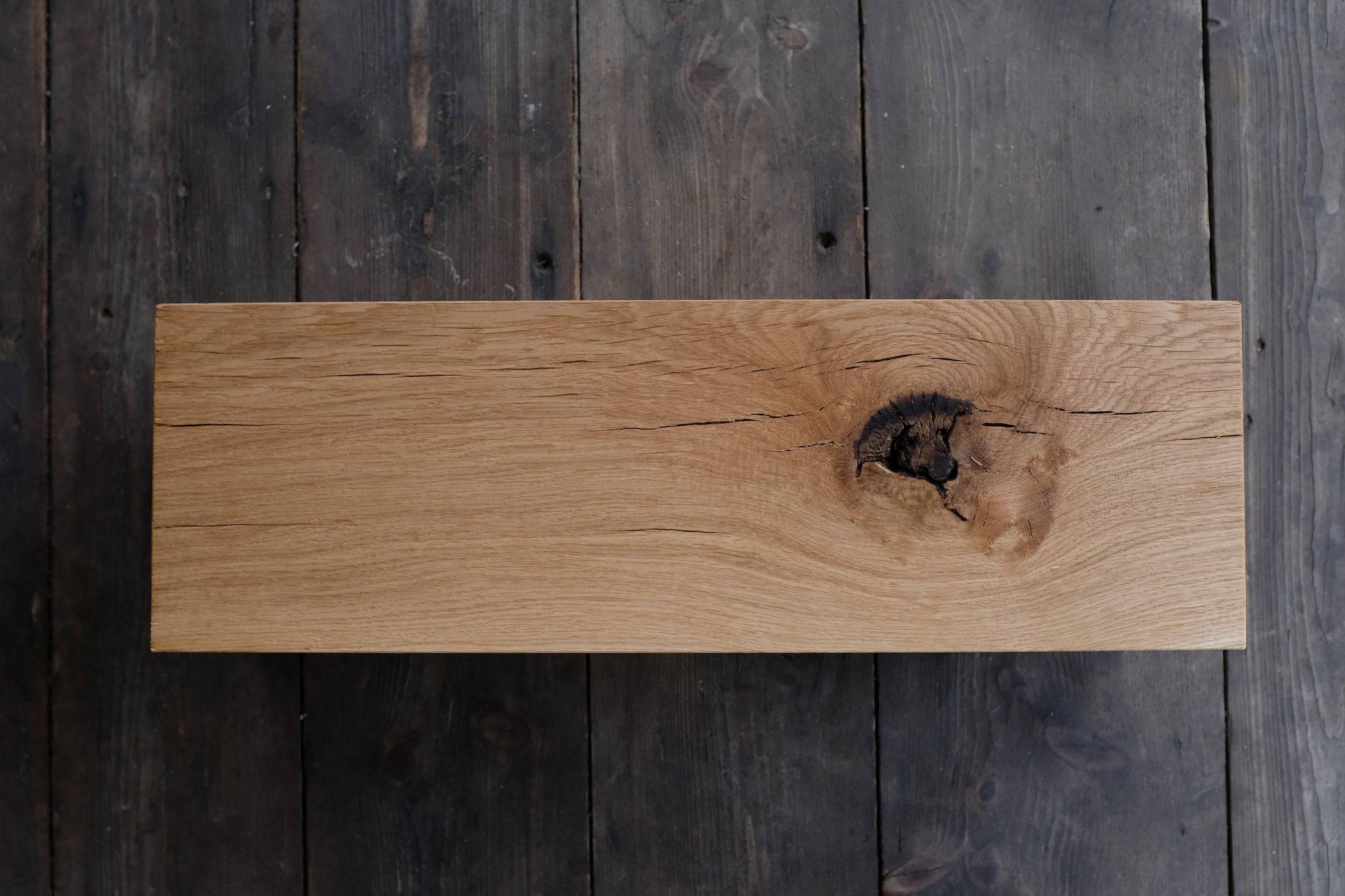 eine liegende Eichensäule etwa 60 cm lang und 19 x 19 cm . Liegt auf einer Holzterasse.