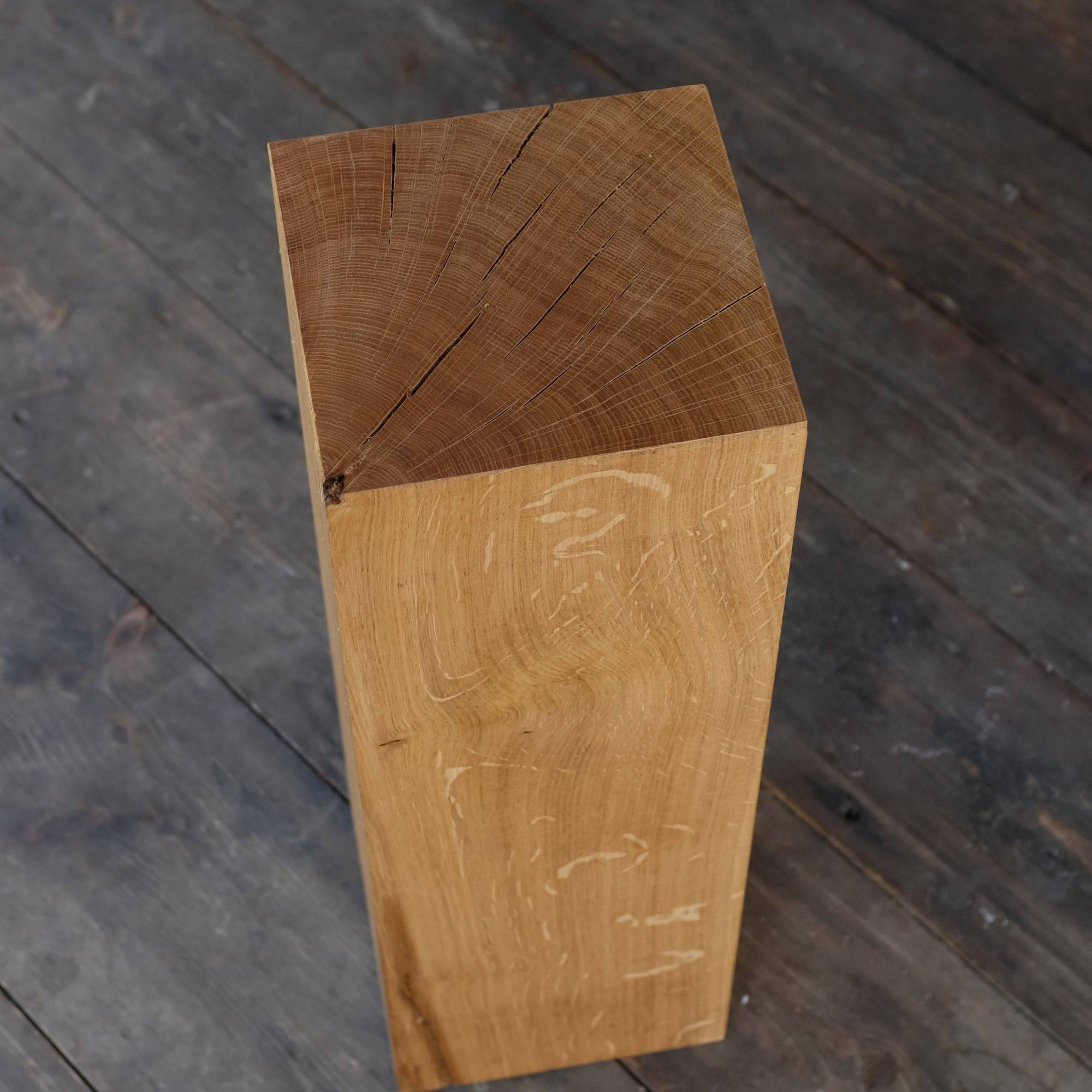 Stehende Eichensäule, schräg von oben fotografiert