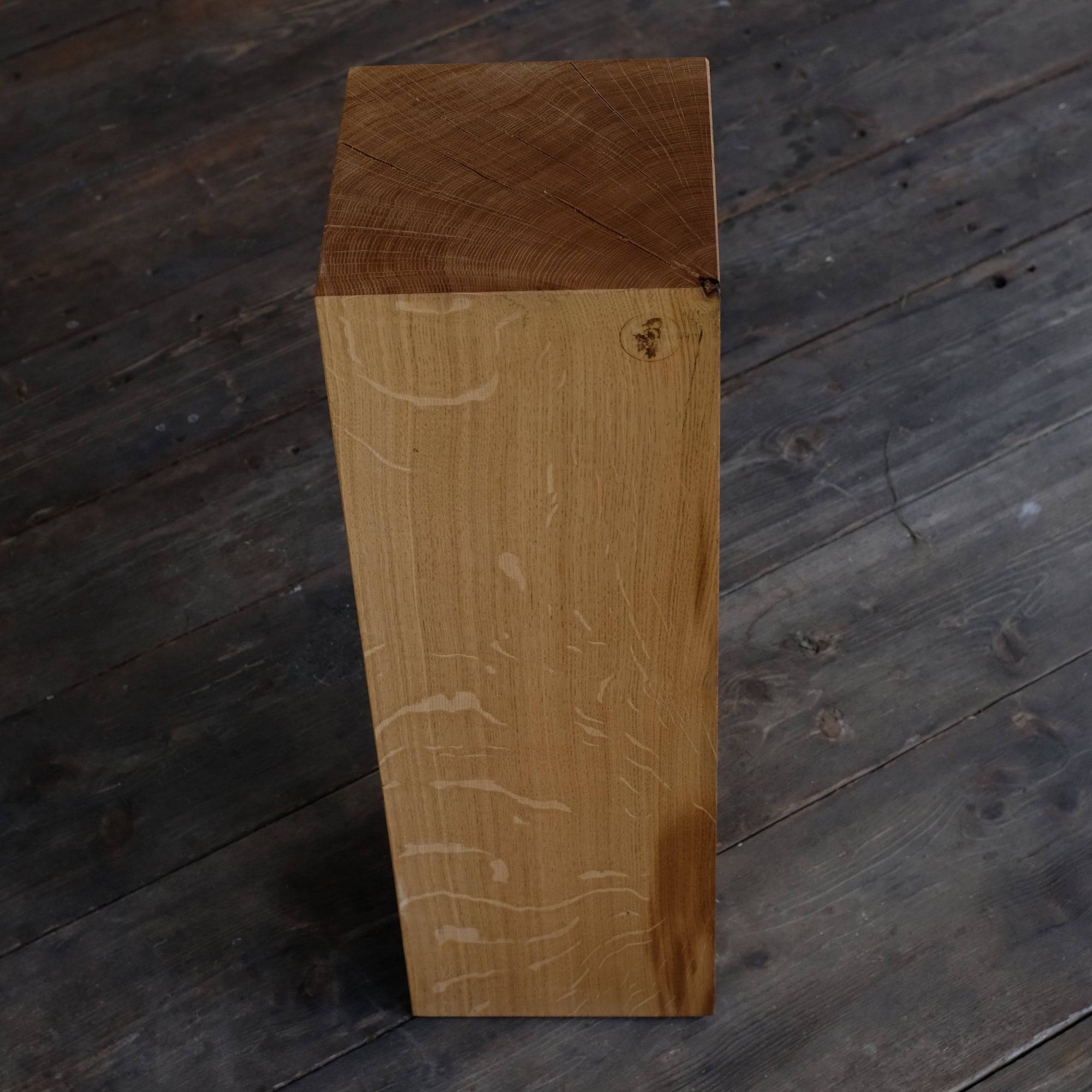 60 cm hohe Eichensäule steht auf einer Holzterasse