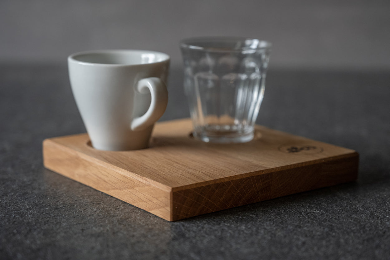 Espressotablett mit Tasse und Duralex-Glas