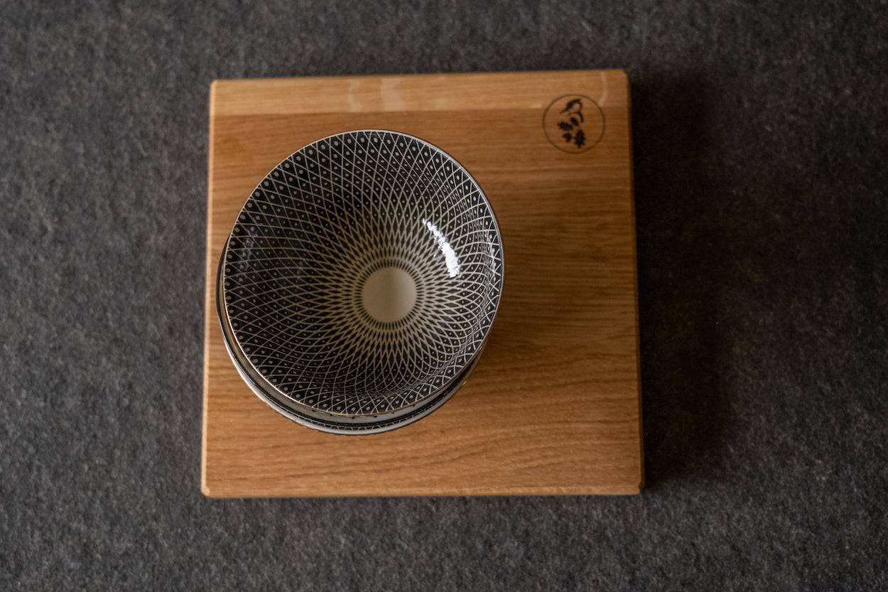 quadratischer Untersetzer mit Teeschalen