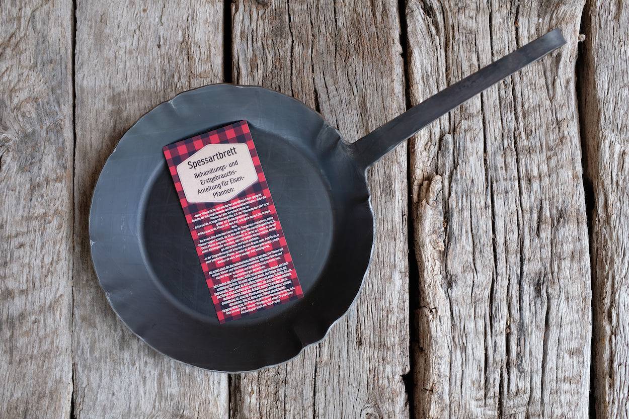 Franz Scholl Eisenpfanne auf alten Eichenbalken.
