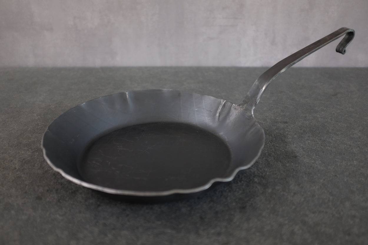 Von Hand geschmiedete Eisenpfanne mit hohem Rand und Hakenstiel. 28 cm Durchmesser.