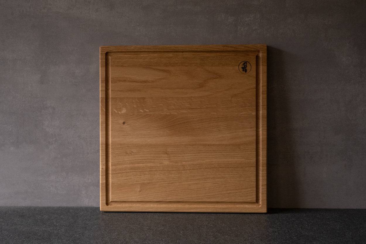 quadratisches Schneidebrett mit Saftrinne