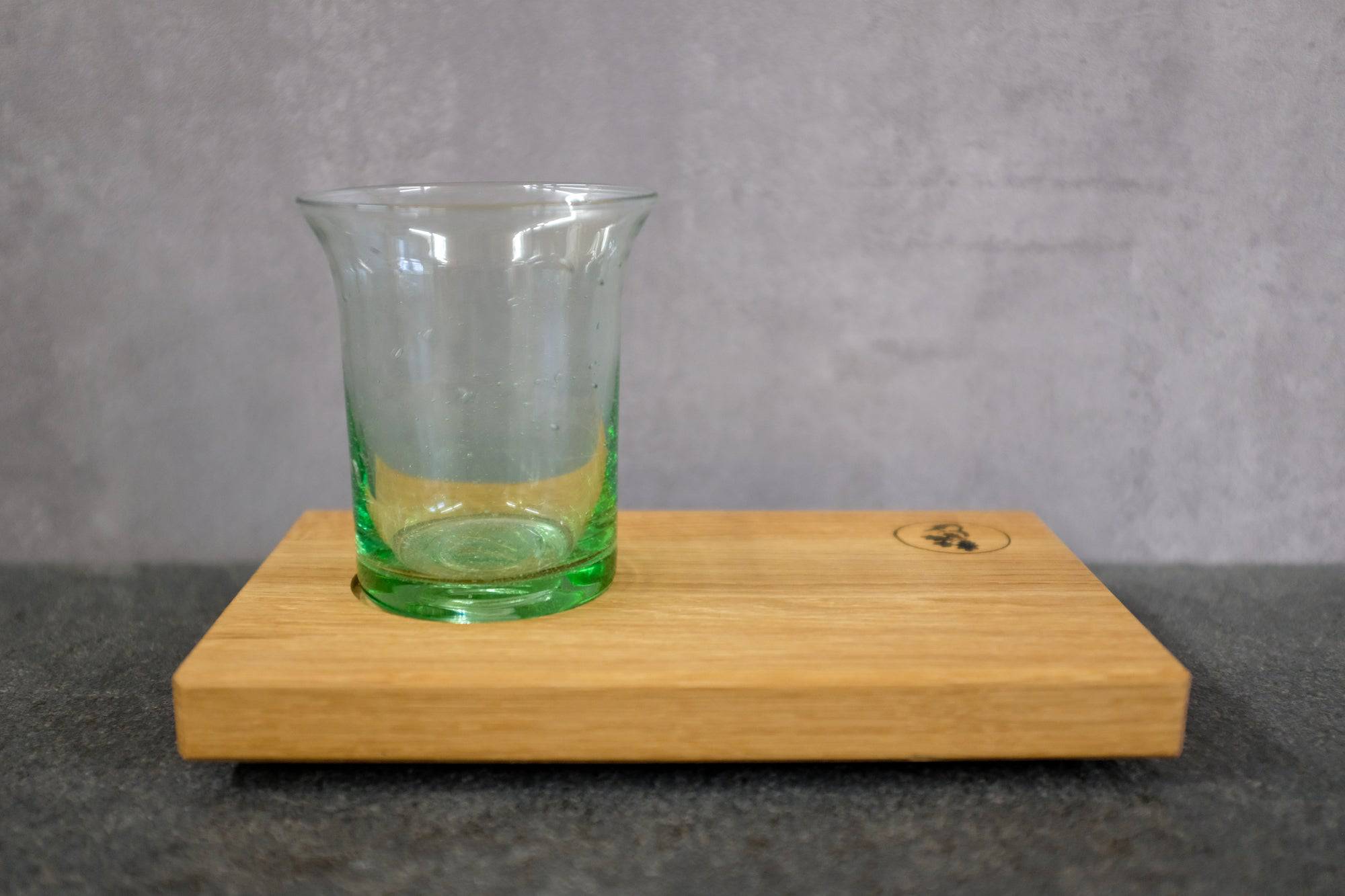 Goetheglas Wasserglas auf einem Holzbrett aus Eiche massiv.