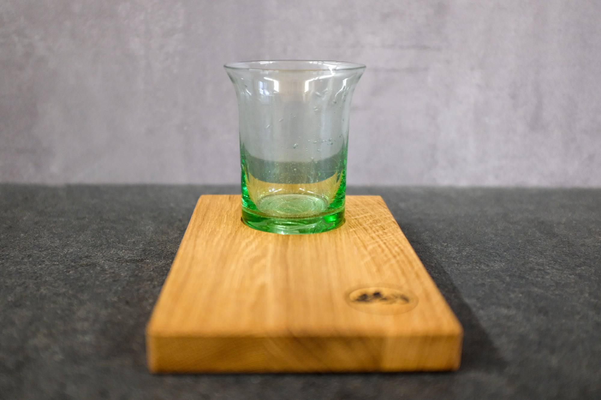 Thüringer Waldglas Goetheglas auf einem Cappuccino Tablett aus Eiche massiv.