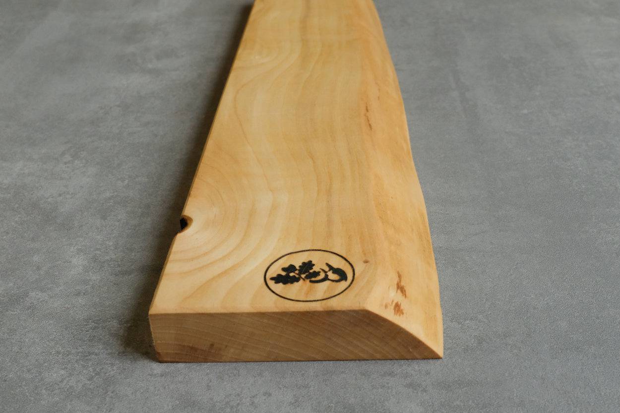 Seitenansicht eines magnetischen Messerhalter aus Vogelbeere Vollholz mit Baumkante
