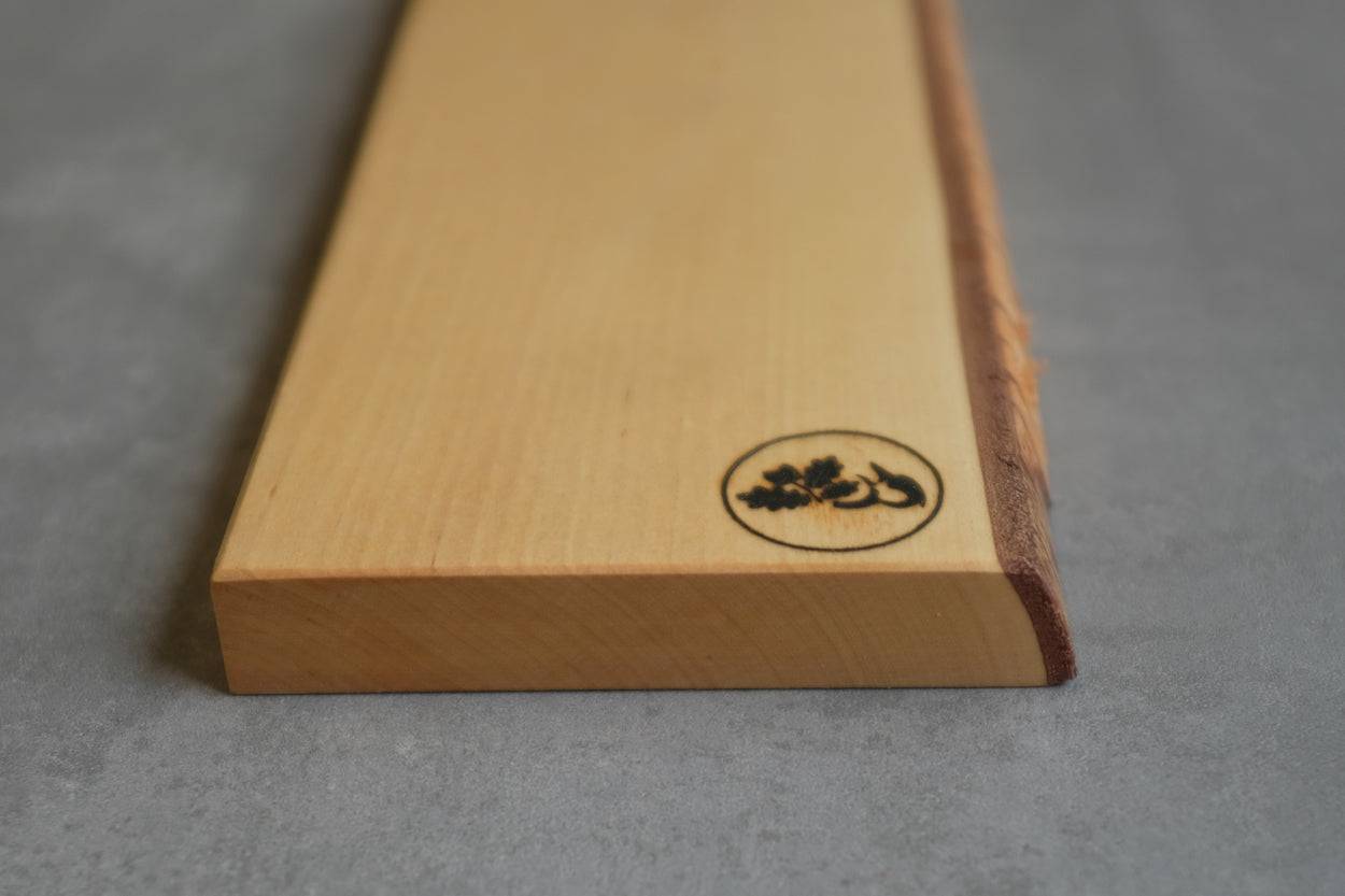 Seitenansicht Messerhalter aus Birke mit Rinde und Baumkante.