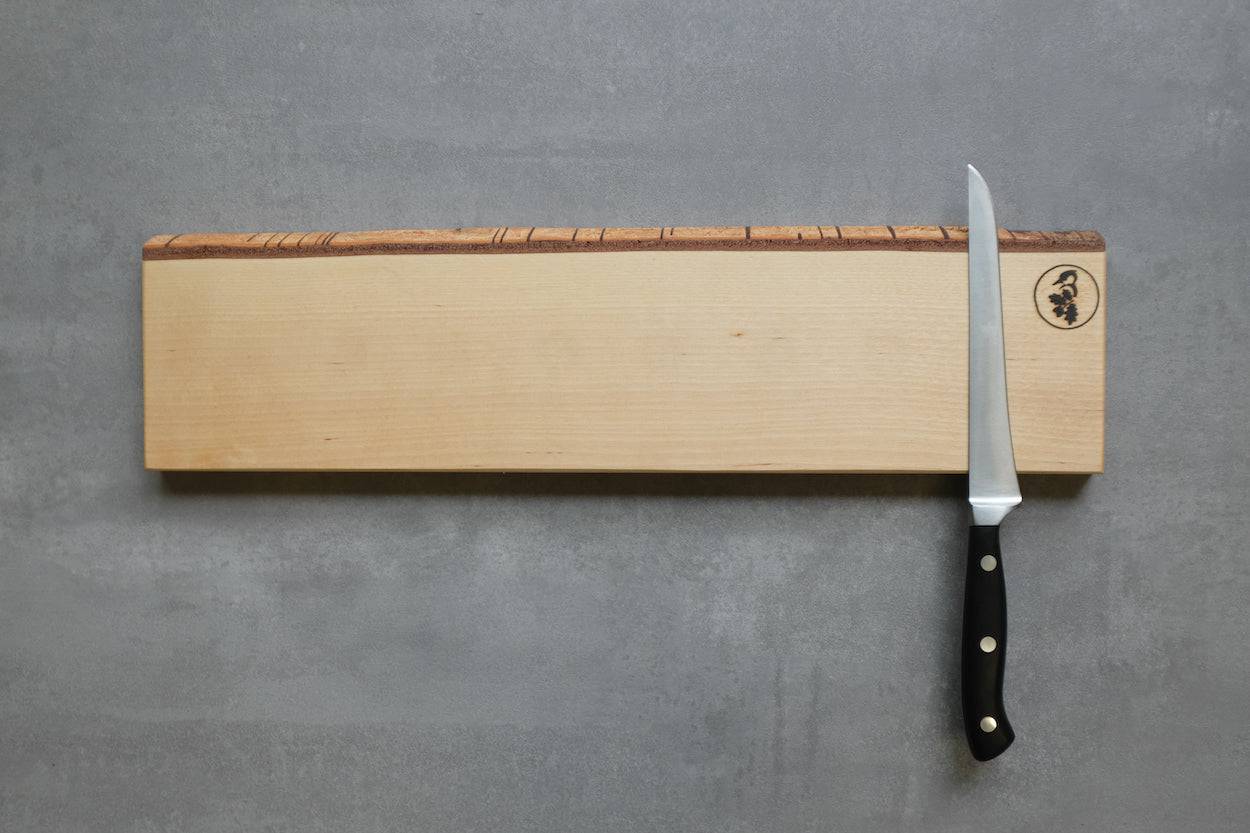 Heimische Birke Messerhalter, magnetisch, dekoriert mit einem Windmühlenmesser Tranchiermesser.