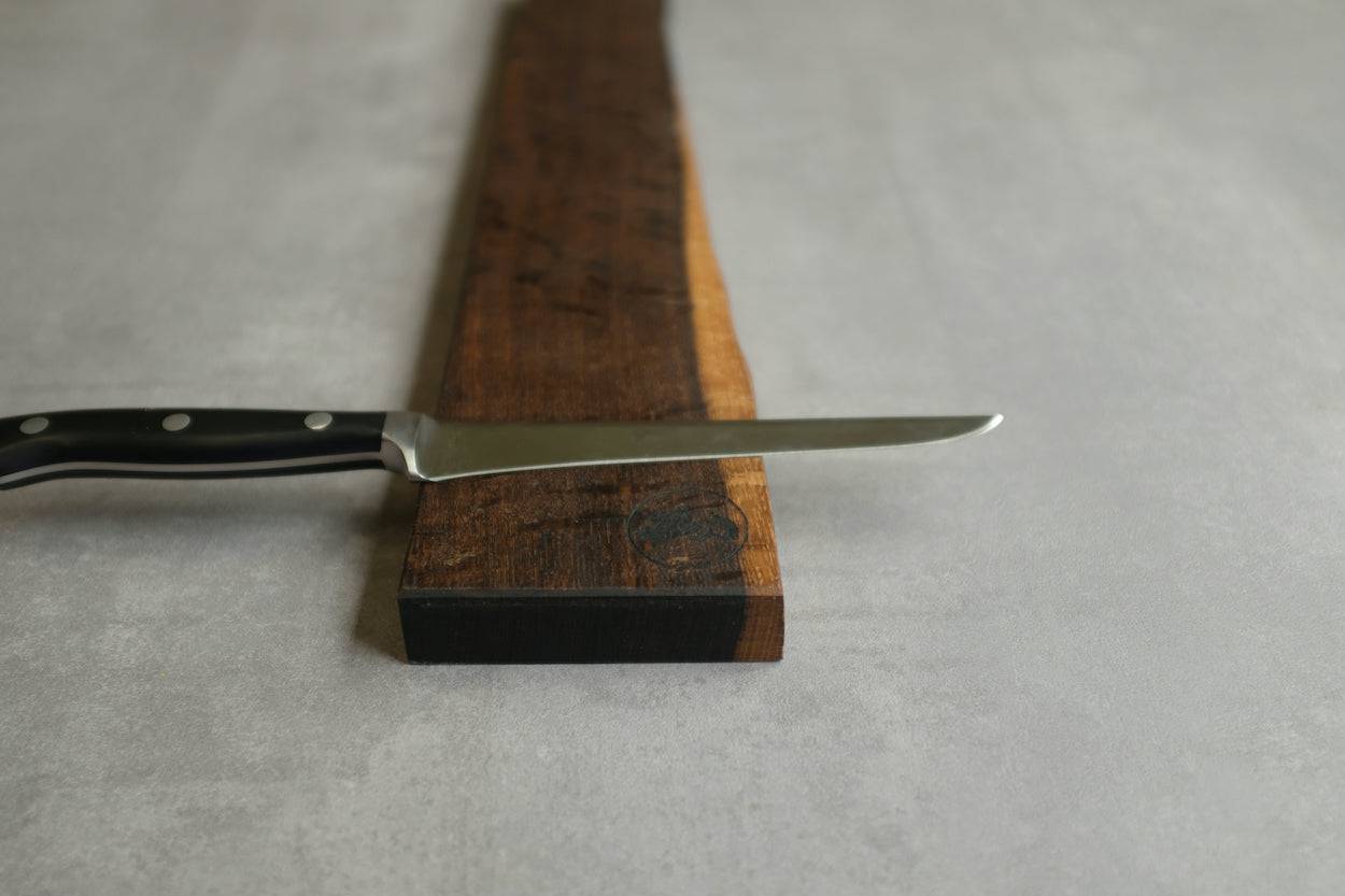 Seitenansicht eines magnetischen Messerhaltern für die Wand.