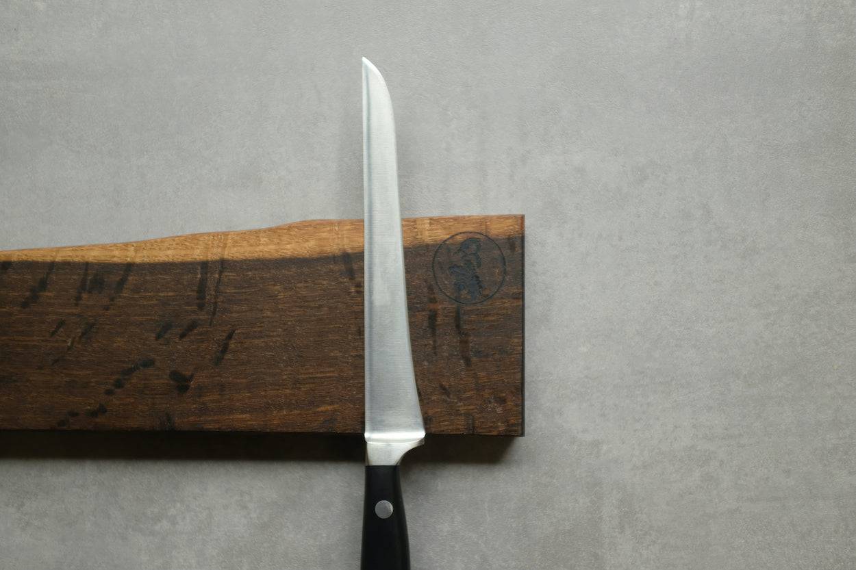 Detailansicht Räuchereiche Messerhalter.