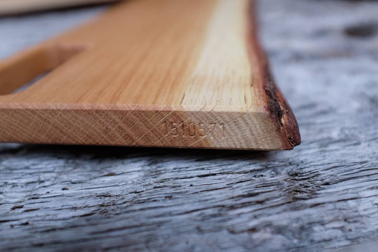 Eiche Schneidebrett mit eingeschlagener Serienummer